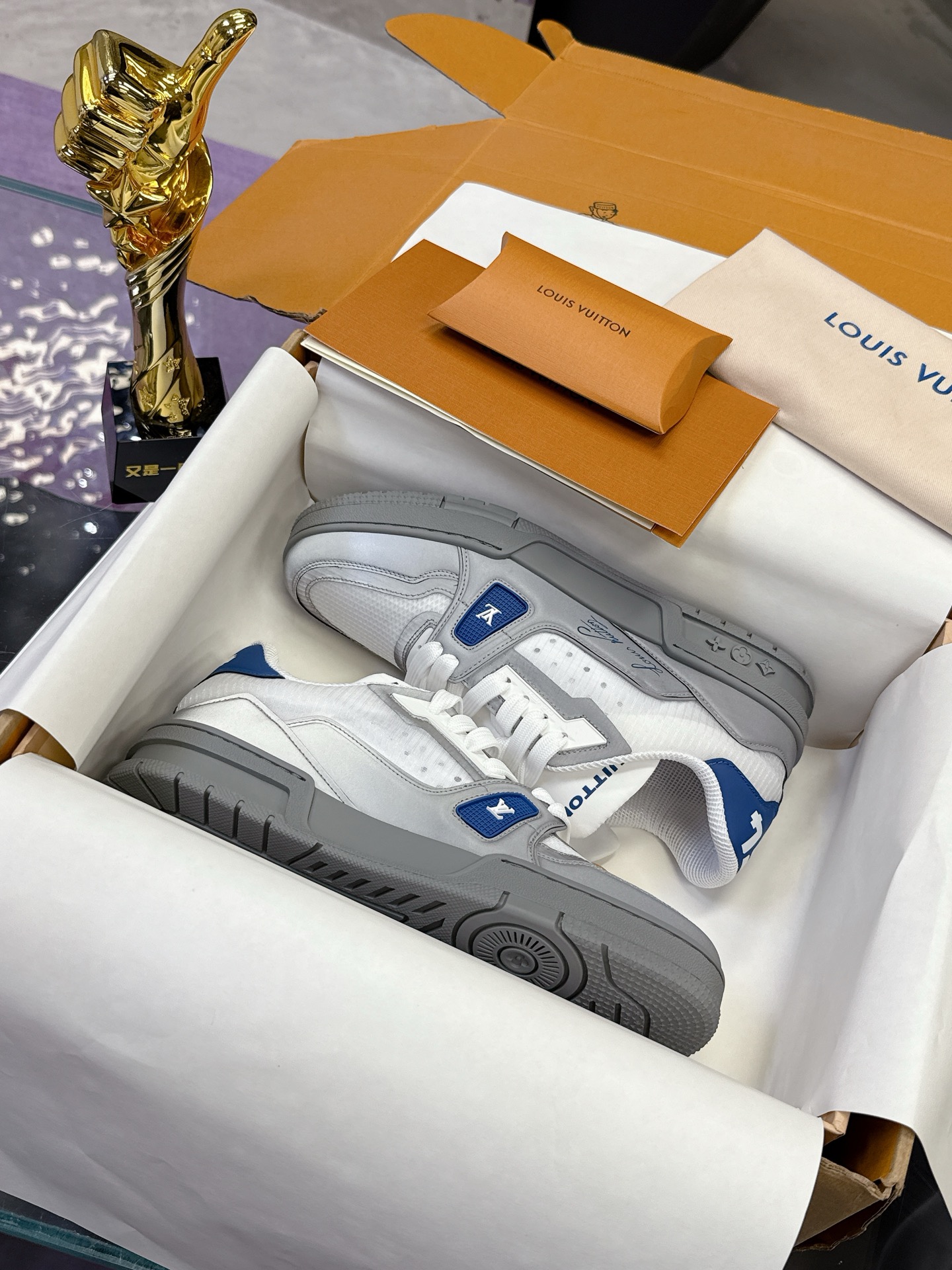 NO:349271,Real price reflective version development Welcome to shop around LV TARINE Louis Vuitton Donkey Brand L Home Couple model casual sports shoes skateboard shoes . Couple model original purchase and development Make products This LV Trainer sneakers draw inspiration from retro basketball shoes, using mixed technology material upper and side handwritten Louis Vuitton logo to highlight the eye-catching style. Rubber outsole upgrades grip. Delivery counter exquisite packaging Fabric: Original custom imported top layer cowhide Inner: Original custom breathable net Outsole: Original open mold-proof TPU combination sole Sole thickness: 3CM Size: Women 35-40 Men 38-46,,louis vuitton,louis vuitton,louis vuitton,louis  vuitton,sneakers,cowhide19860909实价 反光版 对版开发 欢迎货比三家 LV TARINE路易威登 驴牌 L家 情侣款 休闲 运动鞋 滑板鞋 . 情侣款 原版购入开发 做货 本款 LV Trainer 运动鞋向复古篮球鞋汲取灵感,以混合科技材质鞋面和侧面手写体路易威登标识彰显瞩目风范.橡胶外底升级抓地力 配送专柜精美包装 面料: 原版定制进口头层牛皮 内里: 原版定制透气网里 大底: 原版开模防滑TPU组合大底 底厚: 3CM Size: 女 35-40男38-46,,louis vuitton,louis vuitton,louis vuitton,louis vuitton,sneakers,cowhide,Men's shoes