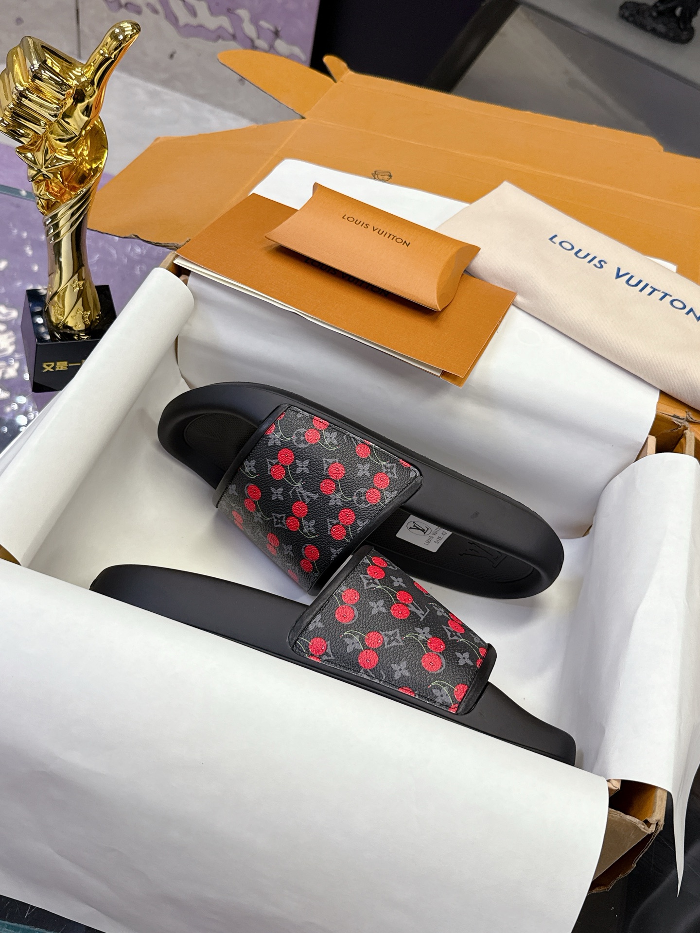 NO:349262,Real price Louis Vuitton ~ Cherry series (men's size) ━━━━━━━ 5 Louis Vuitton counter new slippers, donkey monogram embossed slippers, Waterfront sandals are renovated and returned, upper buckles are imprinted by Louis Vuitton's iconic Monogram pattern. Made of waterproof rubber, paired with comfortable and tough insoles. Light and flexible outsole imprint Louis Vuitton logo. Lv slipper series Fabric: original molded rubber foam instant craft customization Print Cherry series original molded rubber foam outsole Sole thick 3CM Shoe size men's 39-45,,louis vuitton,louis vuitton,louis vuitton,slippers19860909实价 路易威登~樱桃系列（男码） ━━━━ ━━━━ 5路易威登专柜新款拖鞋,驴牌monogram 浮雕拖鞋,Waterfront 凉拖焕新回归,鞋面扣带压印路易威登标志性的 Monogram 图案.由防水橡胶制成,搭配舒适韧性鞋垫.轻盈灵活的外底压印路易威登标识. Lv拖鞋系列 面料:原版开模橡胶发泡面 工艺定制 印花 樱桃系列 鞋底原版开模橡胶发泡大底 底厚3CM 鞋码男款39-45,,louis vuitton,louis vuitton,louis vuitton,slippers,Men's shoes