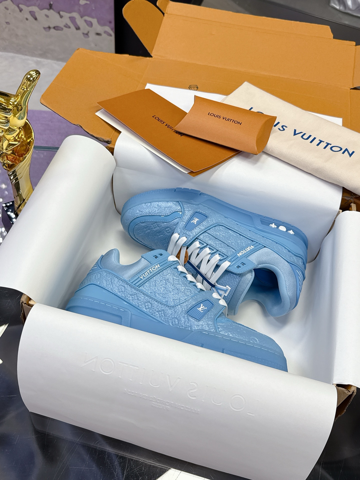 Louis Vuitton 本款LV Trainer运动鞋为亮泽漆面牛皮革压印迷你Monogram图案
