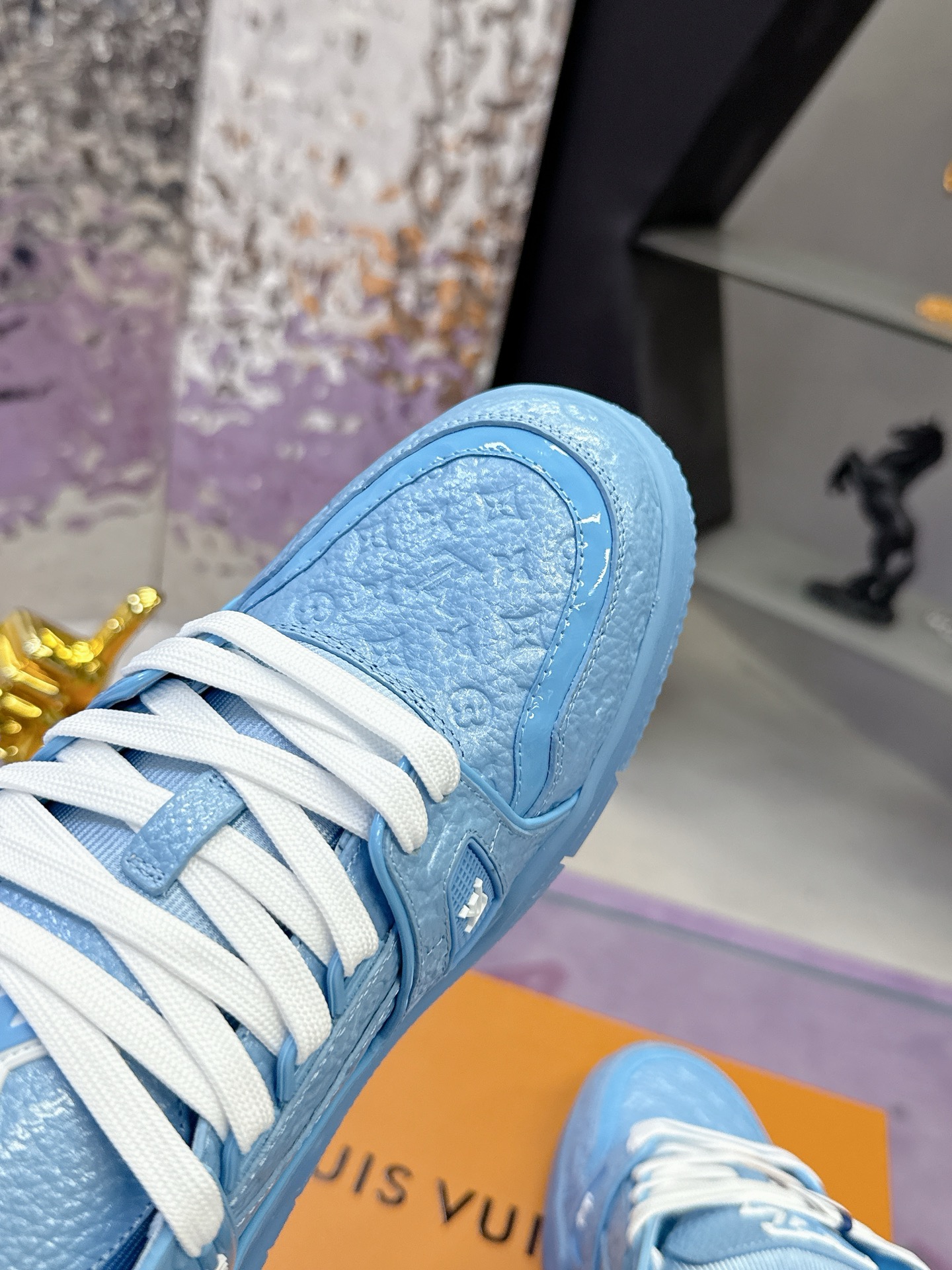 Louis Vuitton 本款LV Trainer运动鞋为亮泽漆面牛皮革压印迷你Monogram图案