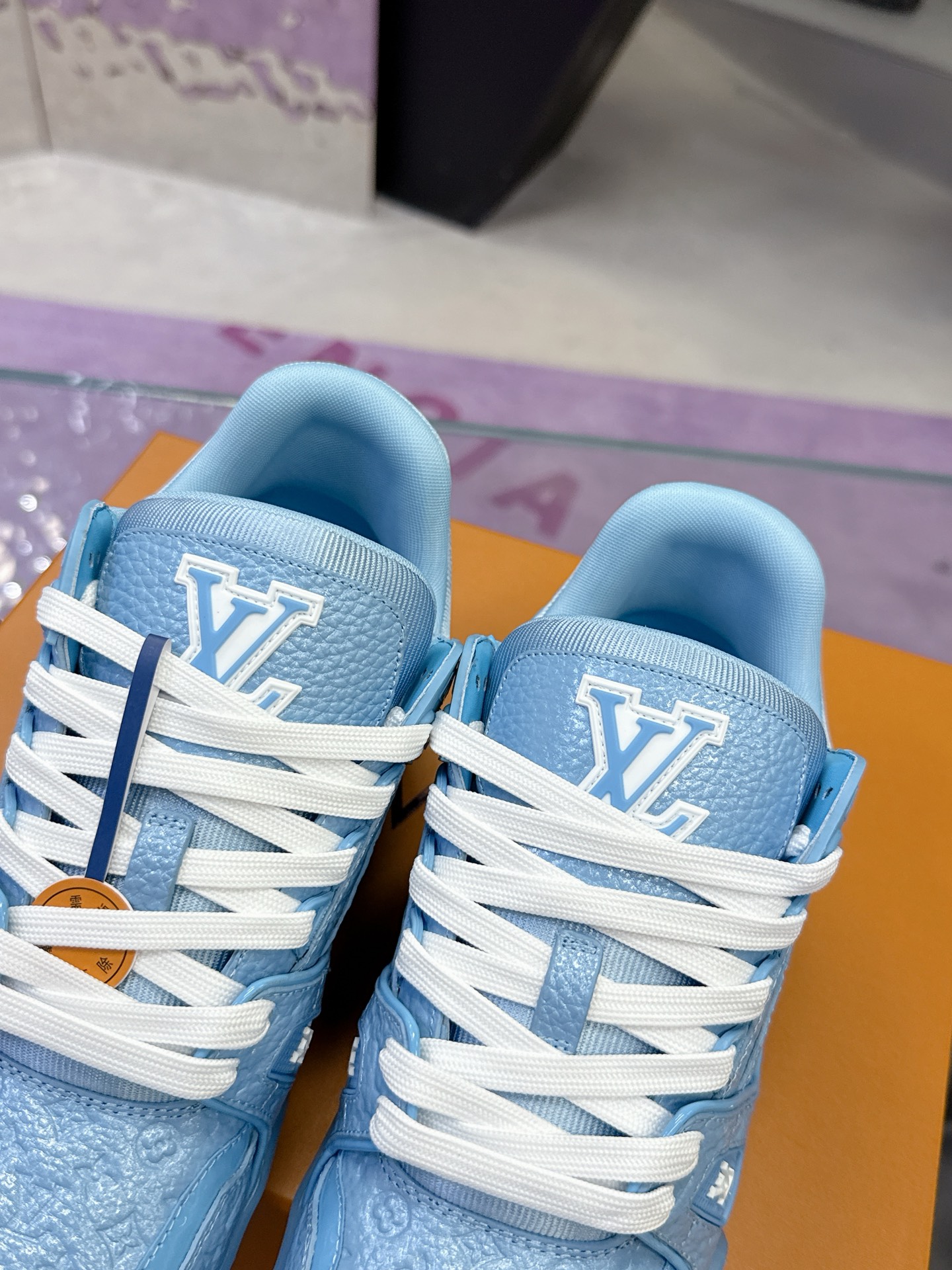 Louis Vuitton 本款LV Trainer运动鞋为亮泽漆面牛皮革压印迷你Monogram图案