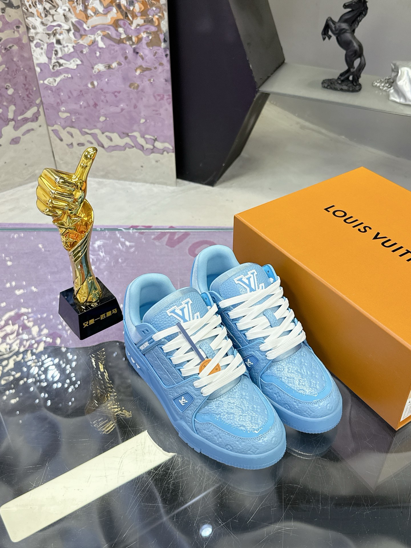 Louis Vuitton 本款LV Trainer运动鞋为亮泽漆面牛皮革压印迷你Monogram图案