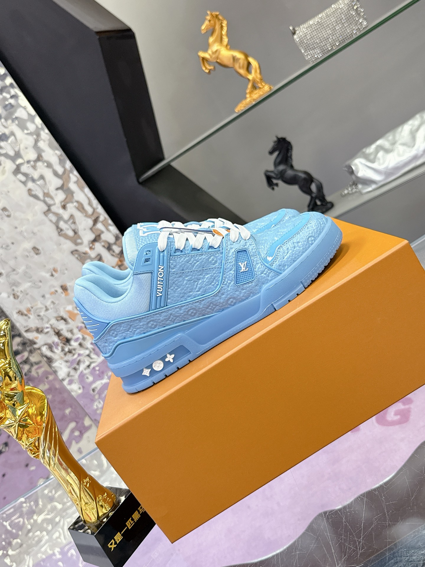 Louis Vuitton 本款LV Trainer运动鞋为亮泽漆面牛皮革压印迷你Monogram图案