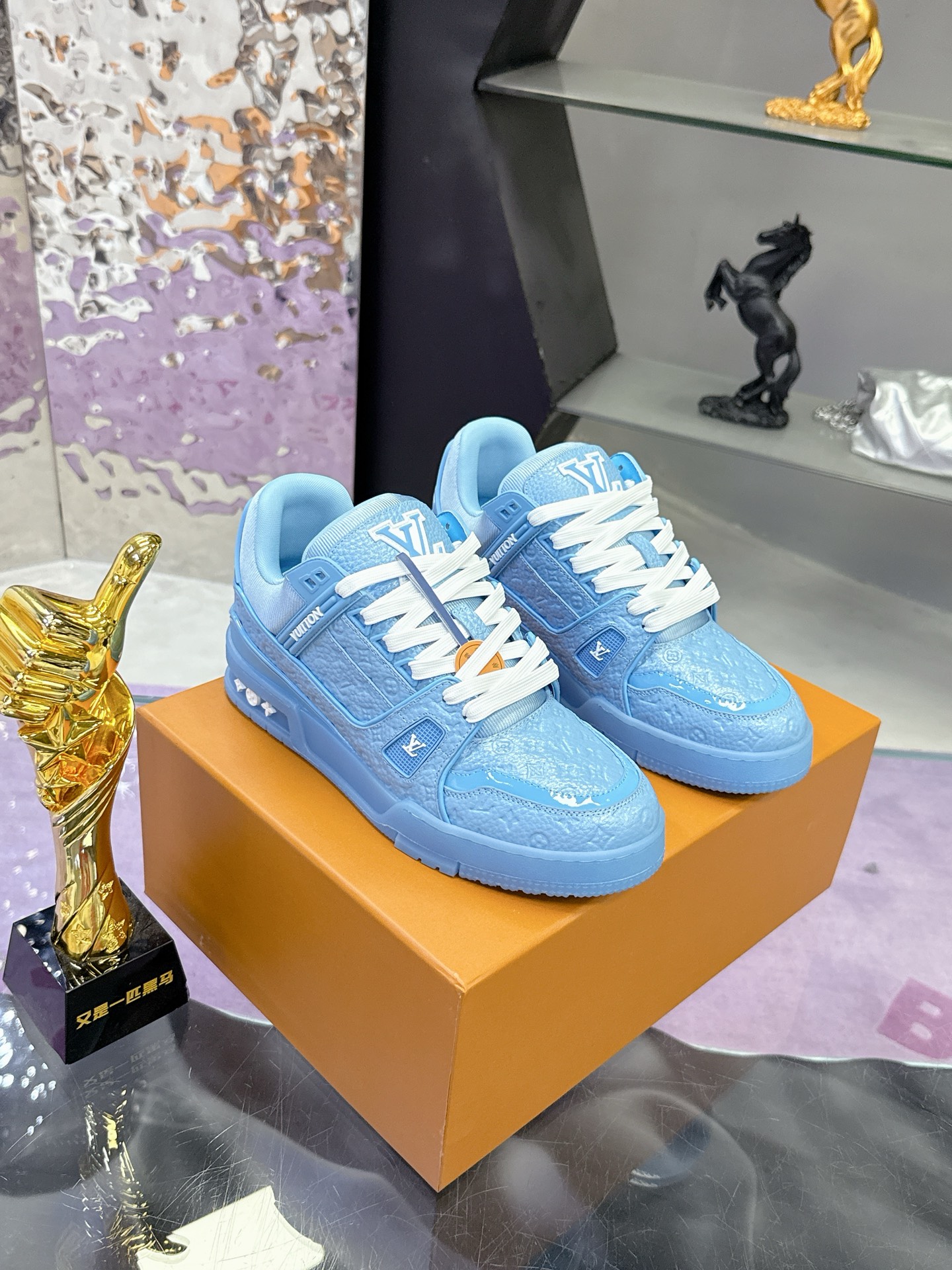 Louis Vuitton 本款LV Trainer运动鞋为亮泽漆面牛皮革压印迷你Monogram图案