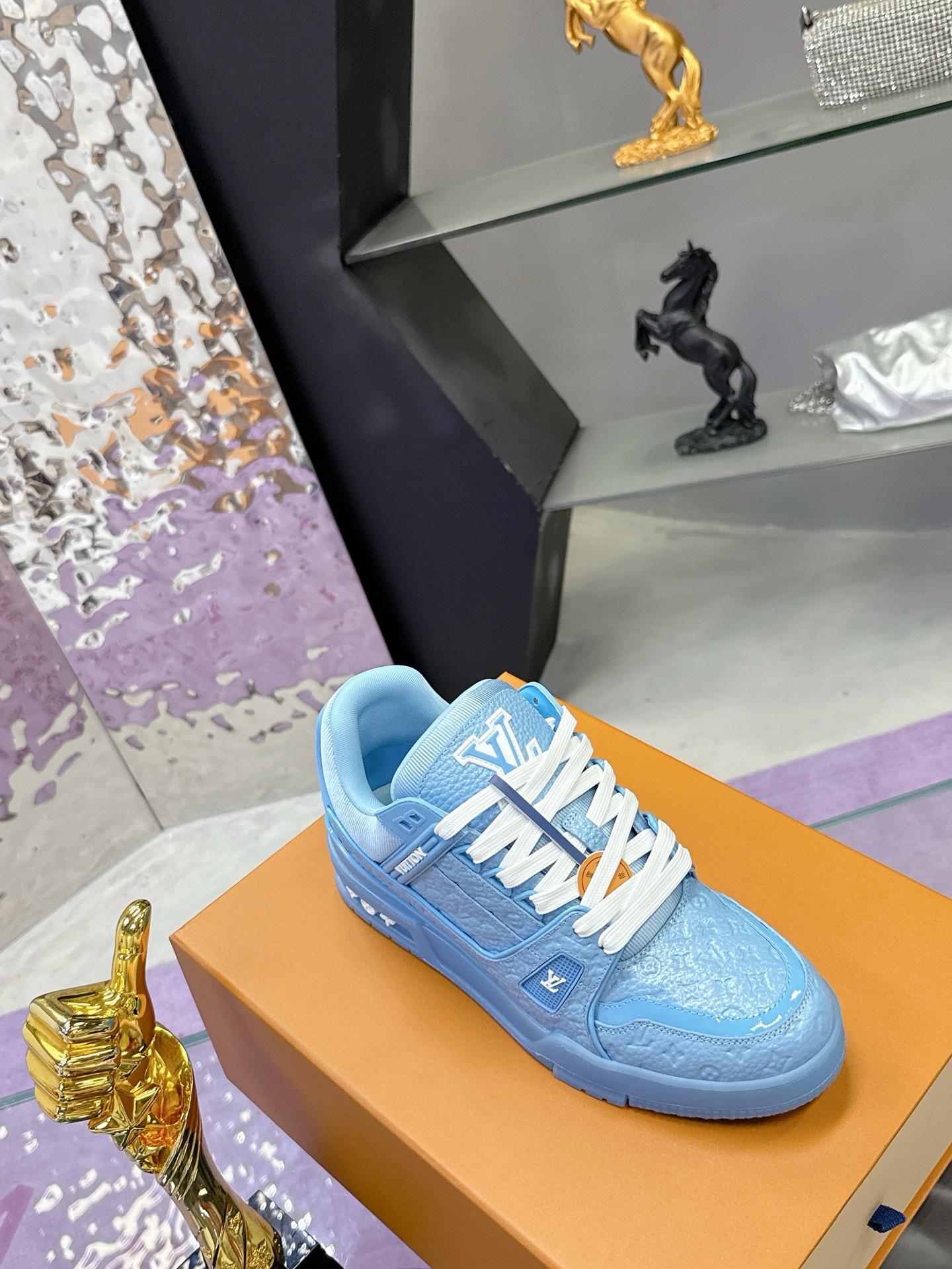 Louis Vuitton 本款LV Trainer运动鞋为亮泽漆面牛皮革压印迷你Monogram图案