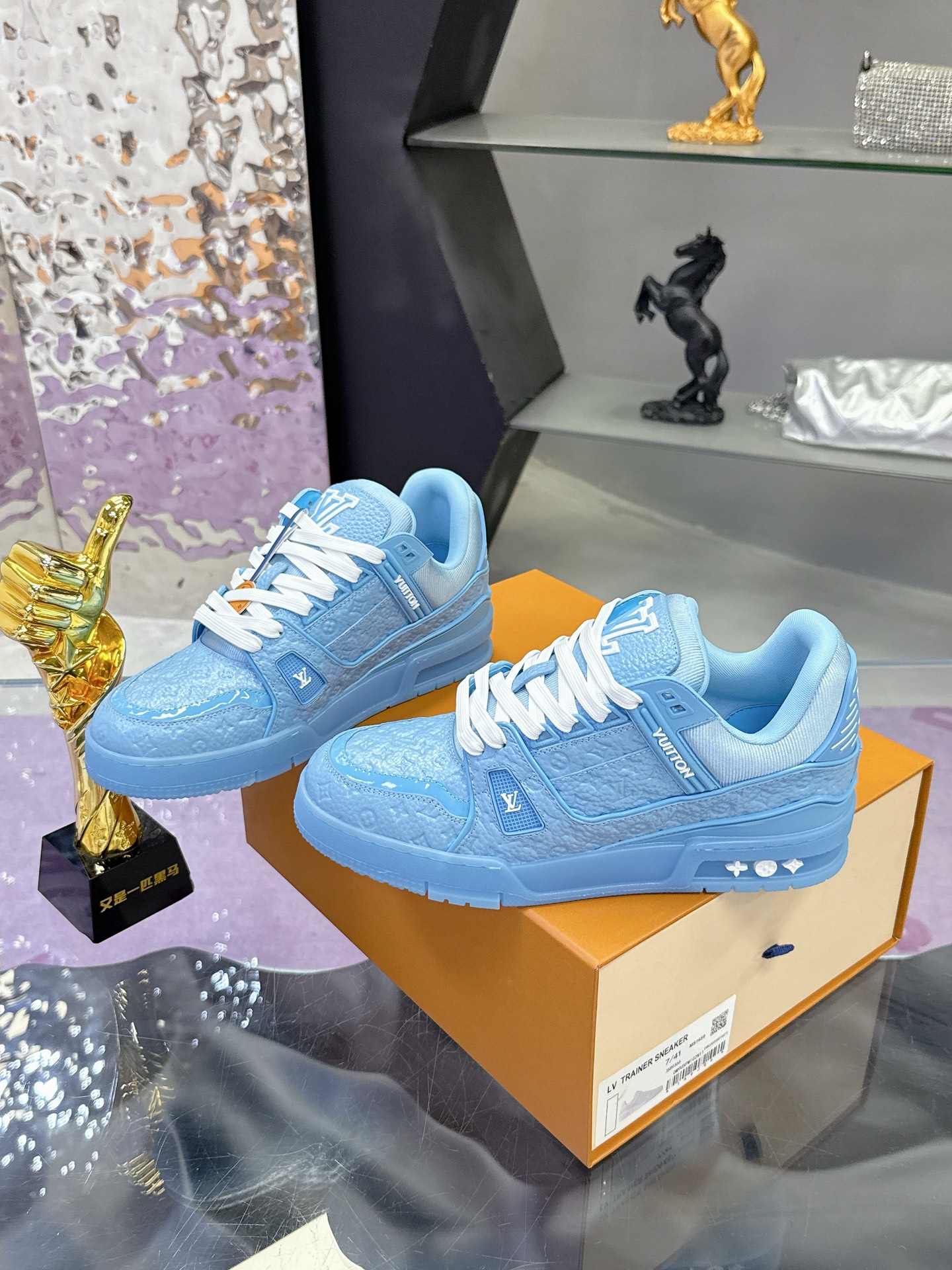 Louis Vuitton 本款LV Trainer运动鞋为亮泽漆面牛皮革压印迷你Monogram图案