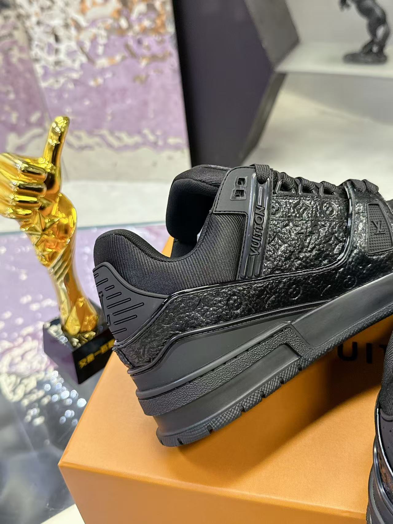 Louis Vuitton 本款LV Trainer运动鞋为亮泽漆面牛皮革压印迷你Monogram图案