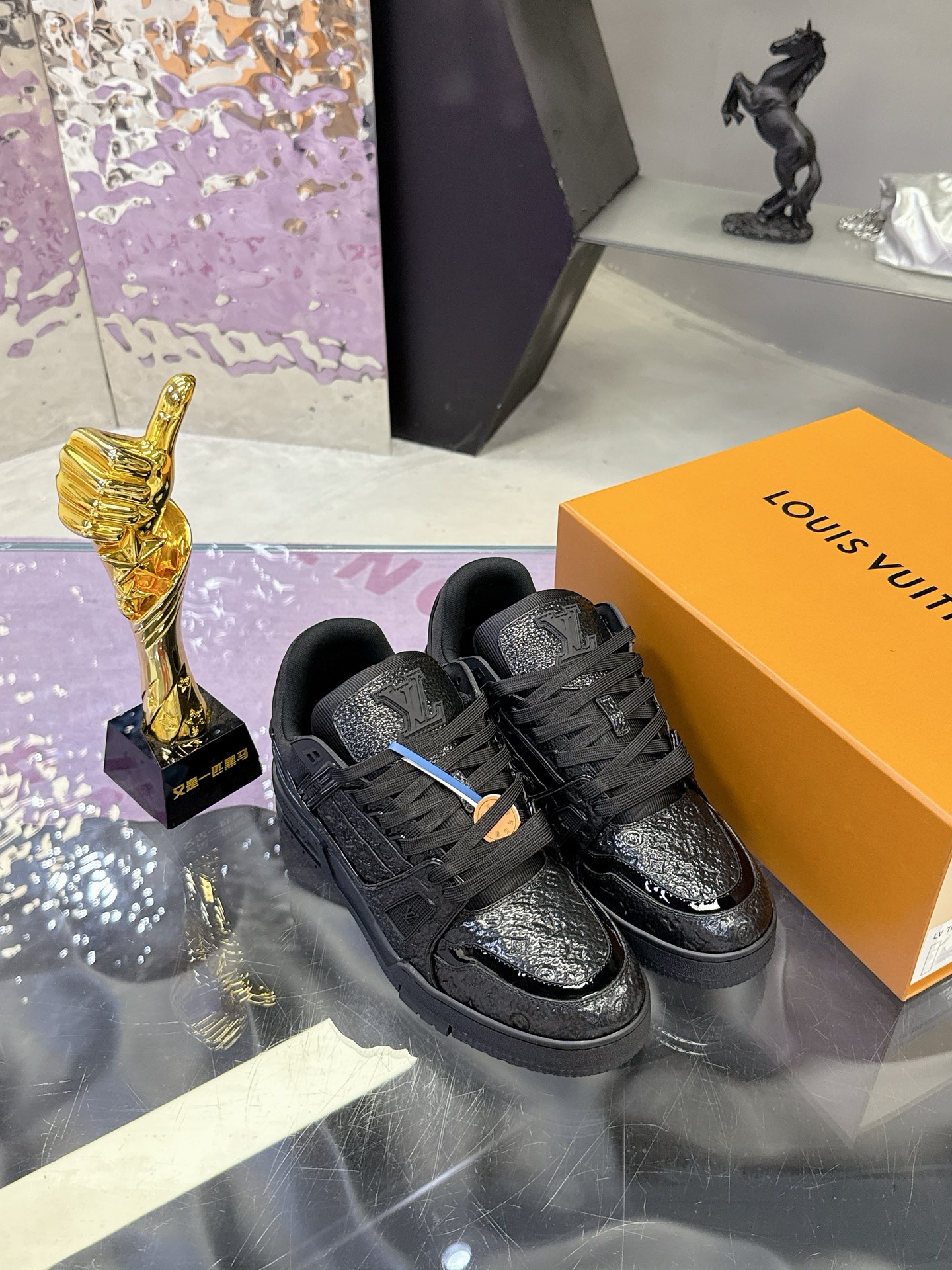 Louis Vuitton 本款LV Trainer运动鞋为亮泽漆面牛皮革压印迷你Monogram图案