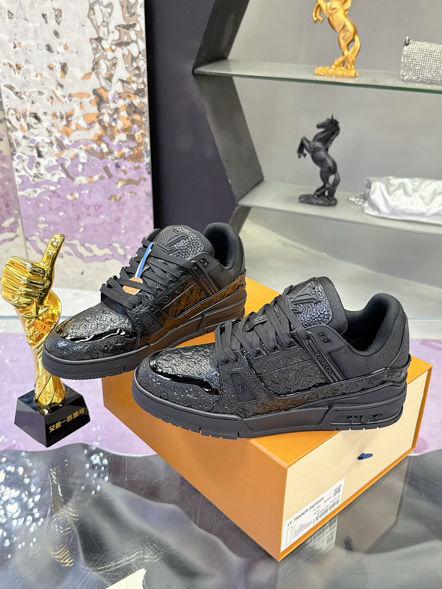 Louis Vuitton 本款LV Trainer运动鞋为亮泽漆面牛皮革压印迷你Monogram图案