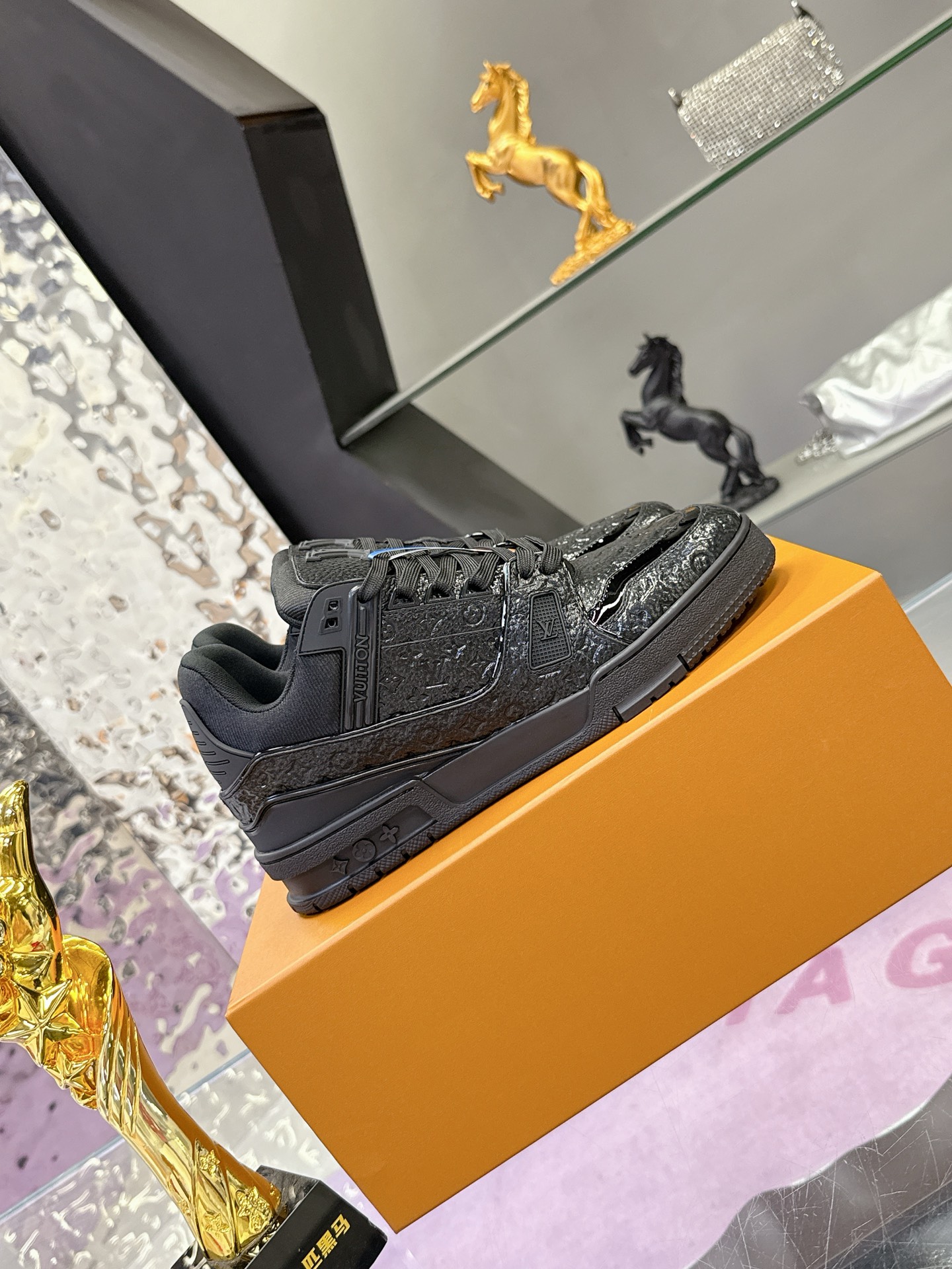 Louis Vuitton 本款LV Trainer运动鞋为亮泽漆面牛皮革压印迷你Monogram图案