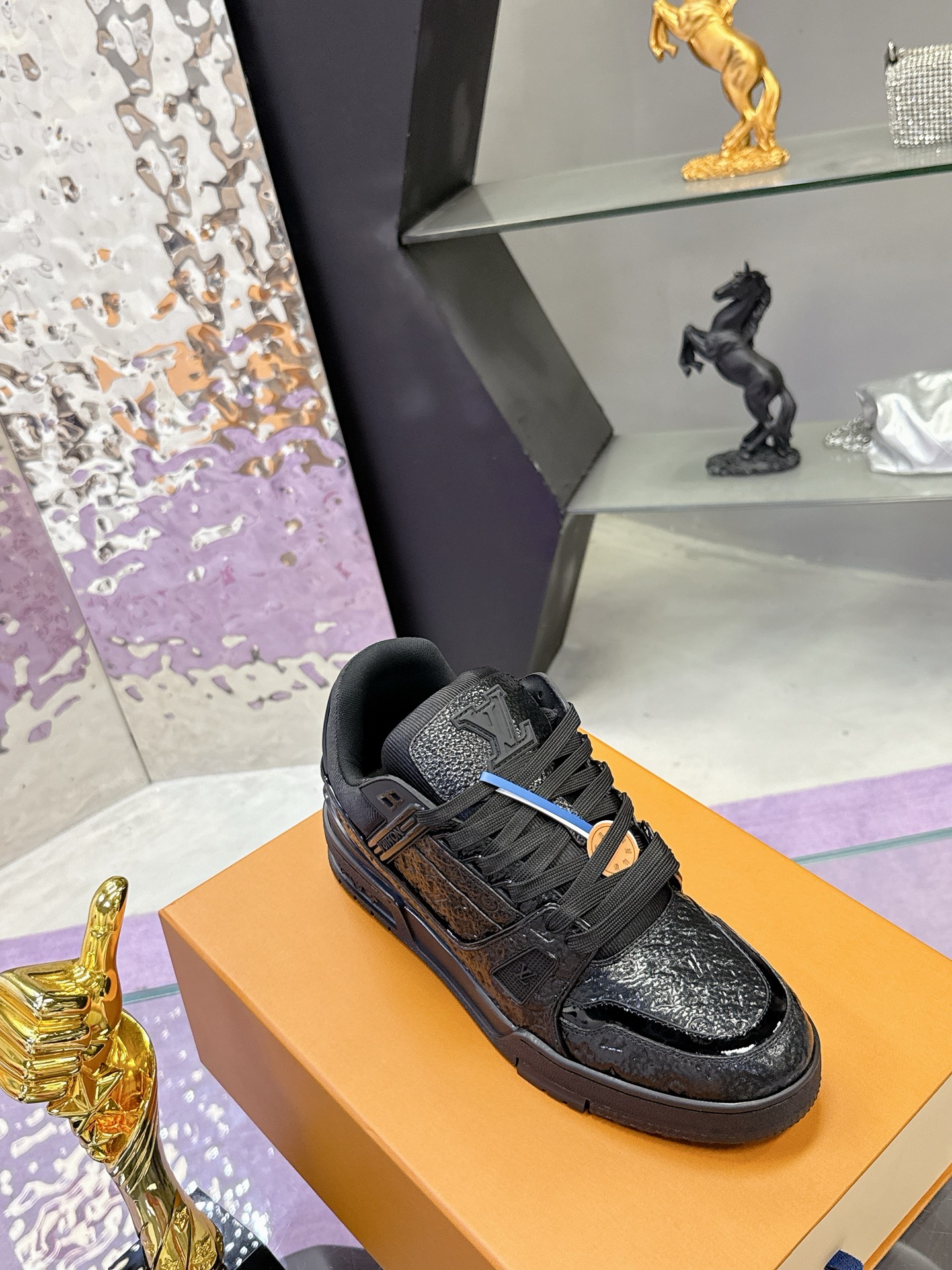 Louis Vuitton 本款LV Trainer运动鞋为亮泽漆面牛皮革压印迷你Monogram图案