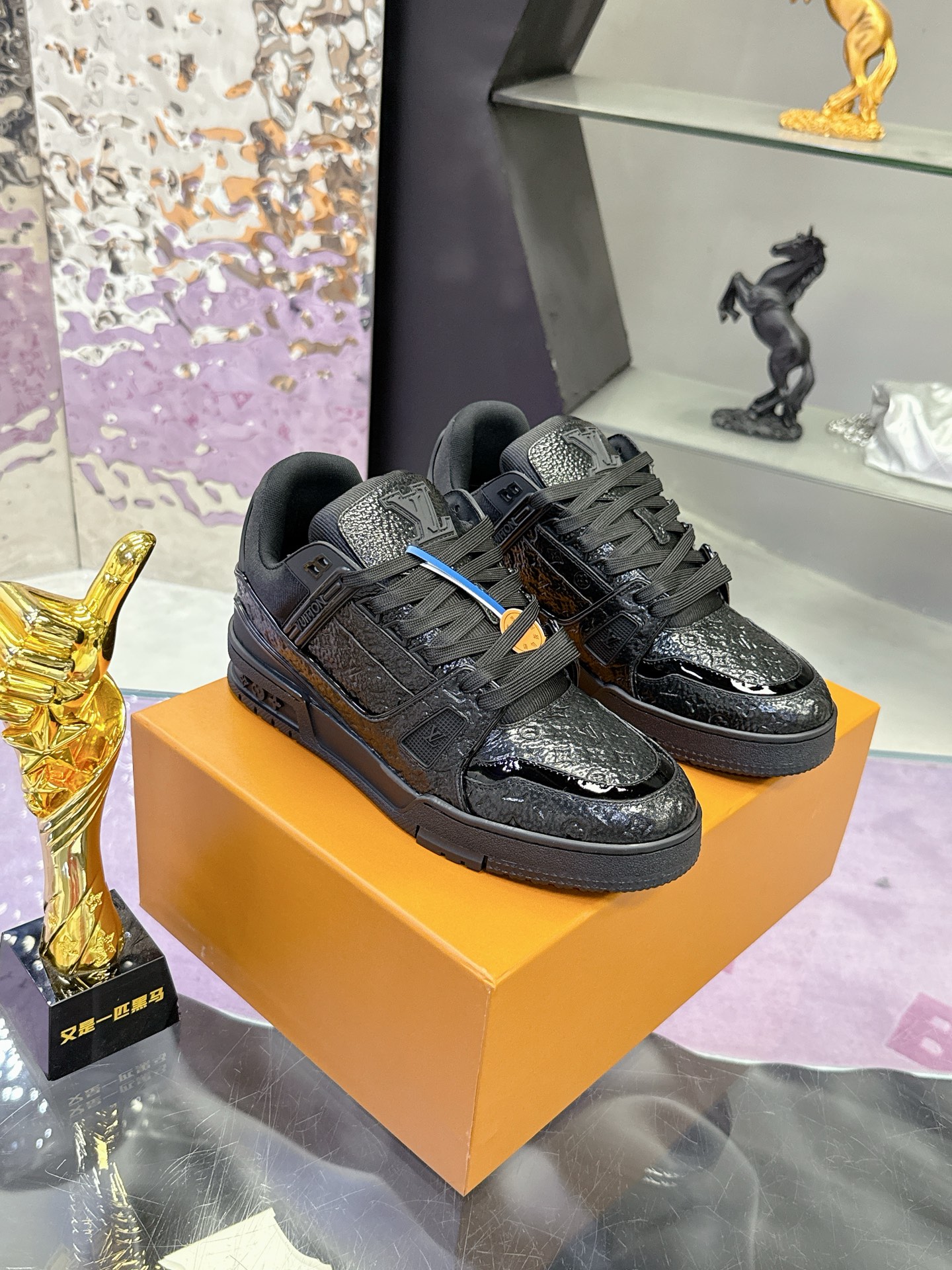 Louis Vuitton 本款LV Trainer运动鞋为亮泽漆面牛皮革压印迷你Monogram图案