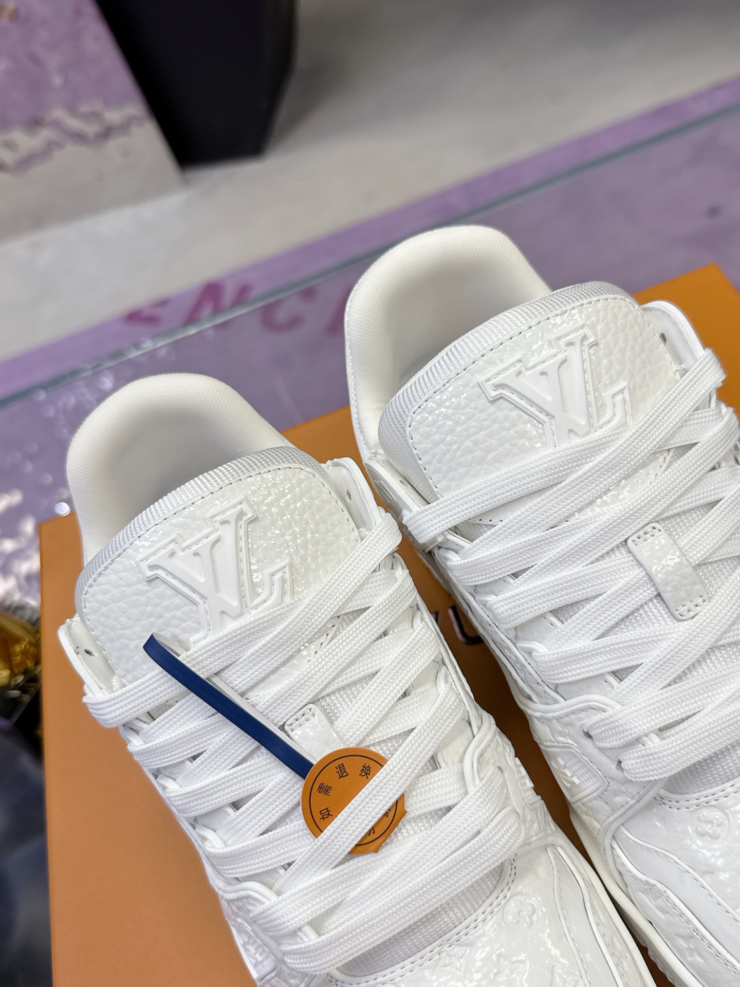 Louis Vuitton 本款LV Trainer运动鞋为亮泽漆面牛皮革压印迷你Monogram图案