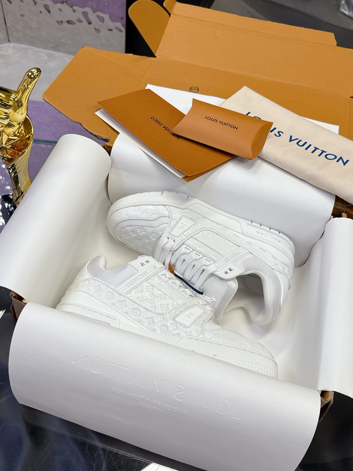 NO:535945,Craftsmanship, patent leather embossing, counter synchronization, latest model, new LV TRAINER men's sneakers shipped. This LV Trainer sneakers are embossed mini Monogram patterns in shiny lacquered cowhide leather, continuing Virgil Abloh's creative reshaping of retro basketball shoes with harmonious tones and classic configurations. The upper is integrated with contrasting rubber logo, rubber LV letters and Vuitton logos to establish recognition, and the technological outsole blooms Monogram flowers The tongue and heel are decorated with rubber LV letters The outsole is decorated with Monogram flowers, classic and complex upper, fabric inner footbed, continues the comfort experience of this series. With a full set of packaging dust bags in the original box!  Size 39-45, casual shoes/sports shoes, louis vuitton, sneakers, cowhide19860909工艺款 漆皮压花 专柜同步 最新款 新款LV TRAINER 男士运动鞋出货 本款LV Trainer运动鞋为亮泽漆面牛皮革压印迷你Monogram图案,以和谐色调和经典构型延续Virgil Abloh对复古篮球鞋的创意重塑.鞋面融入撞色橡胶标识,橡胶 LV 字母和 Vuitton 标识树立辨识度,科技外底绽放 Monogram 花卉 鞋舌及后跟饰有橡胶 LV 字母 外底饰有 Monogram 花卉,经典繁复鞋面,织物内里垫脚,延续此系列舒适体验 配原盒全套包装防尘袋！ 码数39-45,休闲鞋/运动鞋,louis vuitton,sneakers,cowhide,Women's Shoes