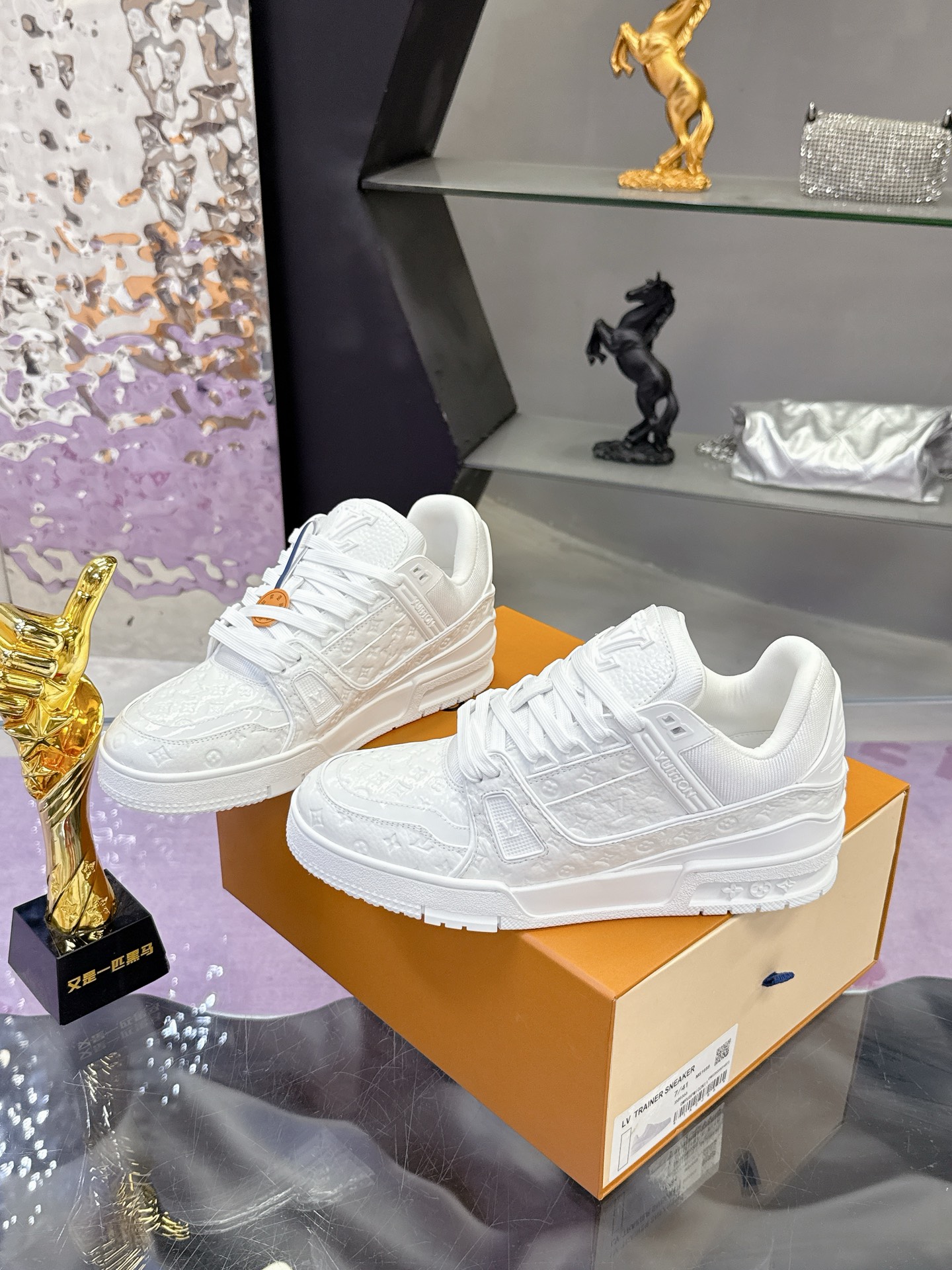 Louis Vuitton 本款LV Trainer运动鞋为亮泽漆面牛皮革压印迷你Monogram图案