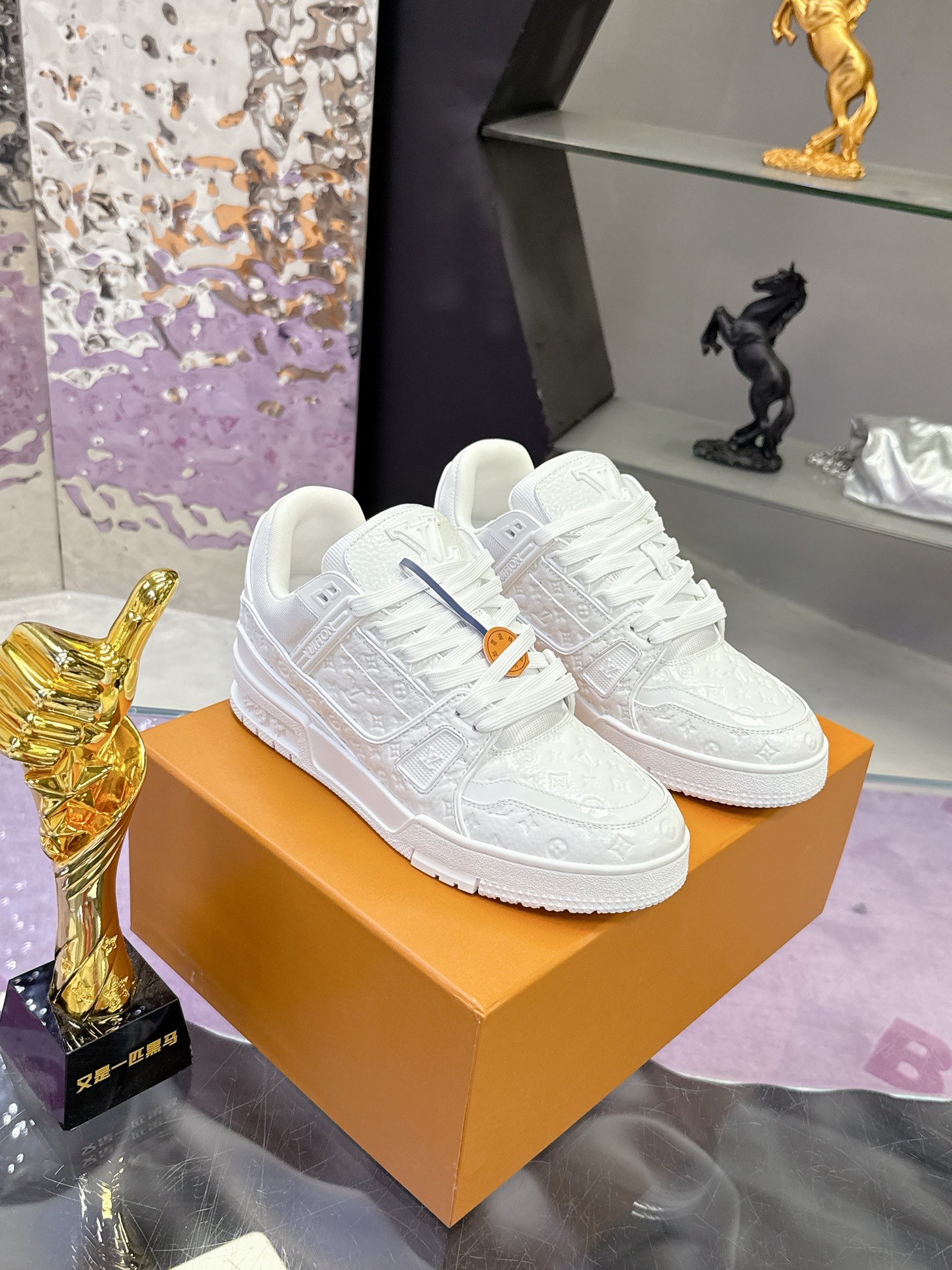 Louis Vuitton 本款LV Trainer运动鞋为亮泽漆面牛皮革压印迷你Monogram图案