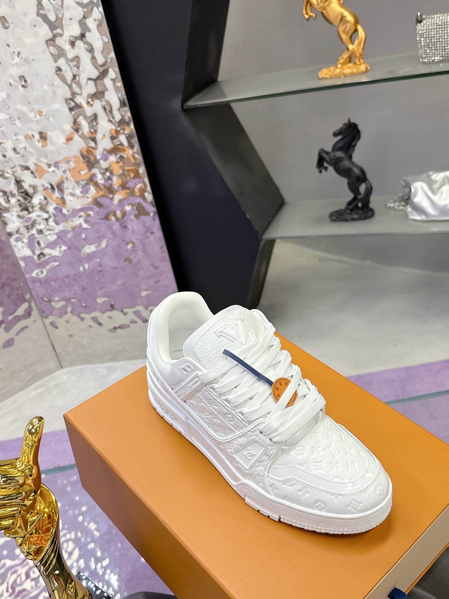 Louis Vuitton 本款LV Trainer运动鞋为亮泽漆面牛皮革压印迷你Monogram图案