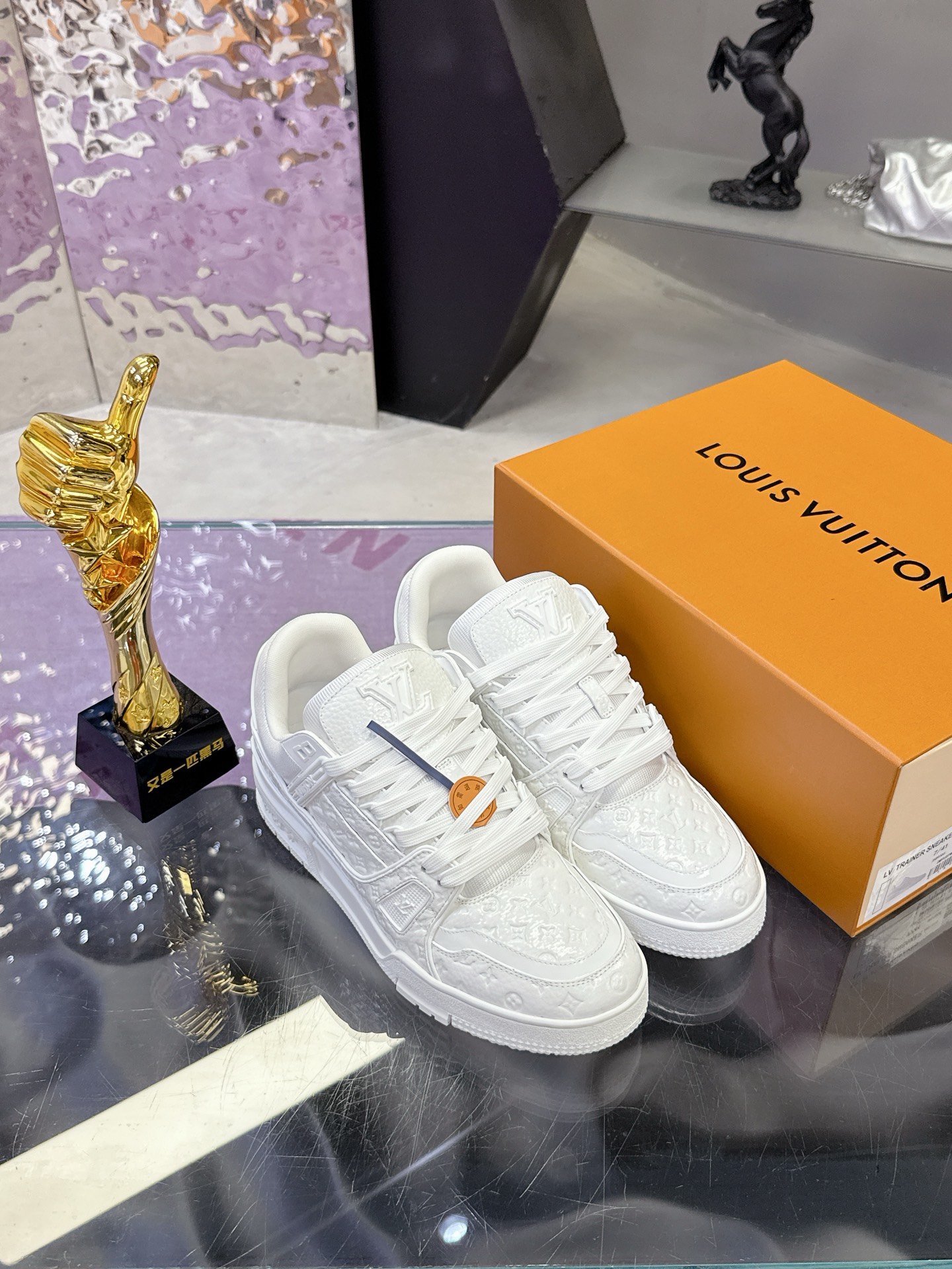 Louis Vuitton 本款LV Trainer运动鞋为亮泽漆面牛皮革压印迷你Monogram图案