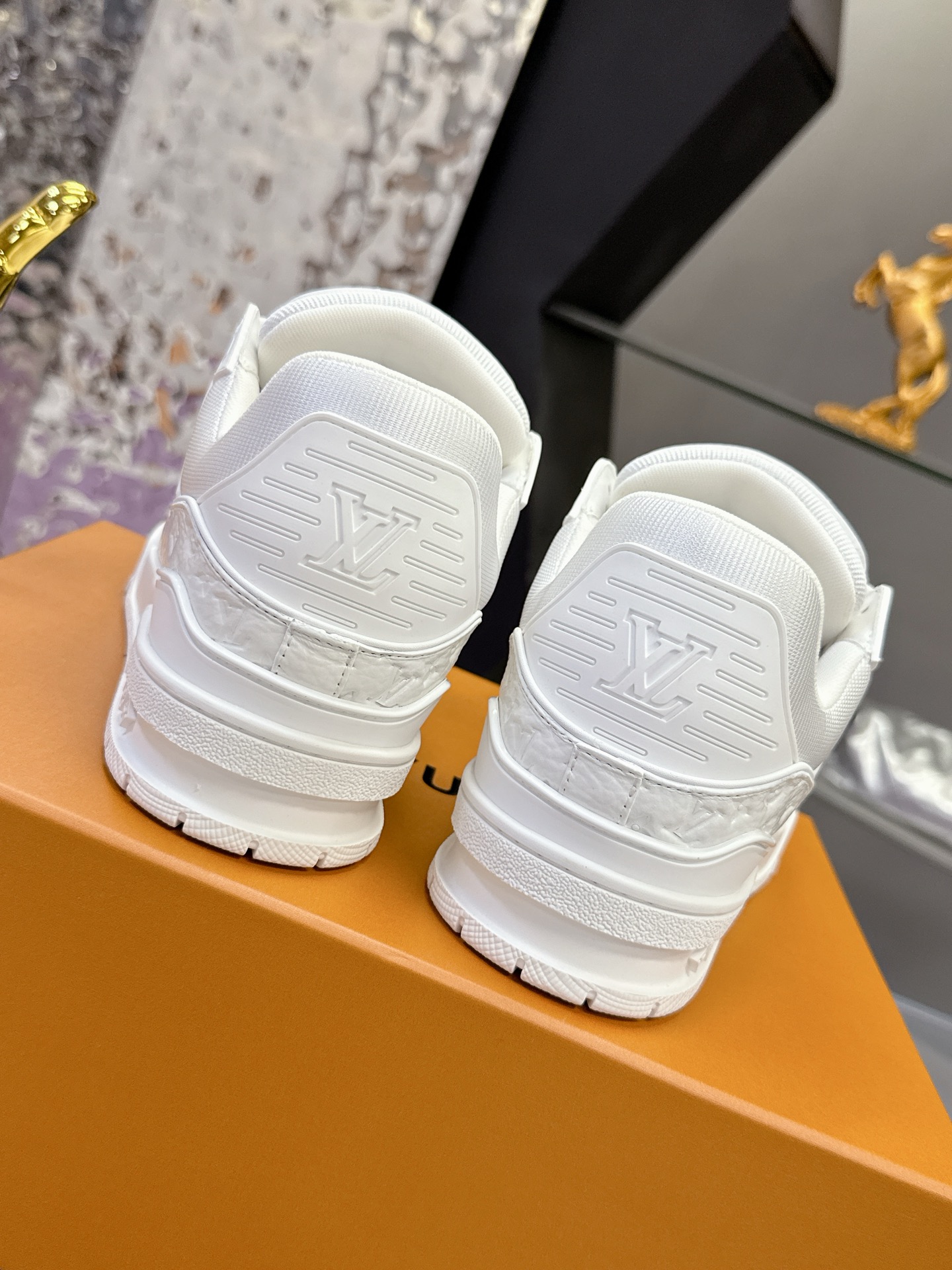 Louis Vuitton 本款LV Trainer运动鞋为亮泽漆面牛皮革压印迷你Monogram图案