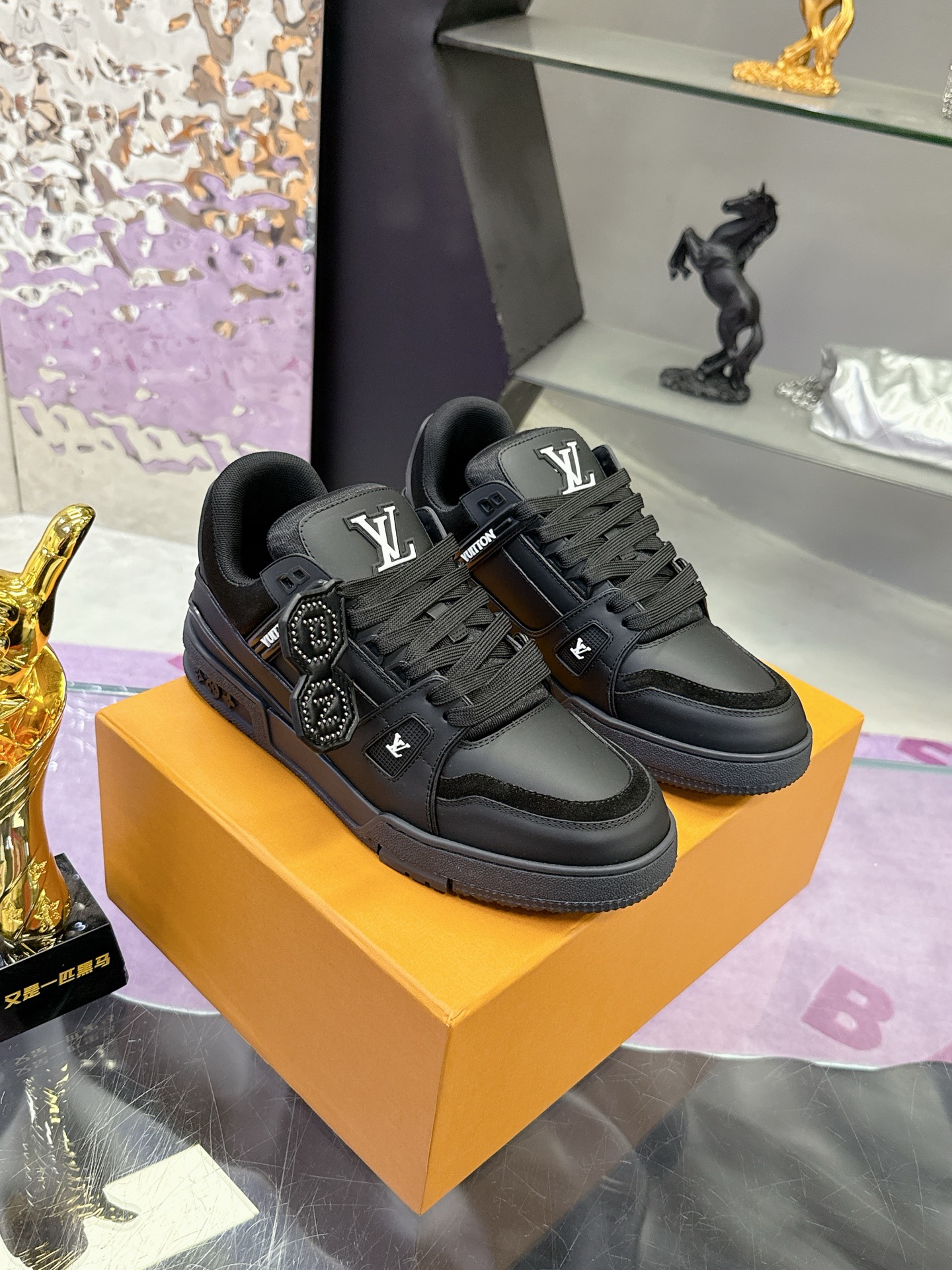 Louis Vuitton 本款 LV Trainer 运动鞋致意 Pharrell Williams 与 Nigo 在 2025 秋冬男装秀场的联袂合作
