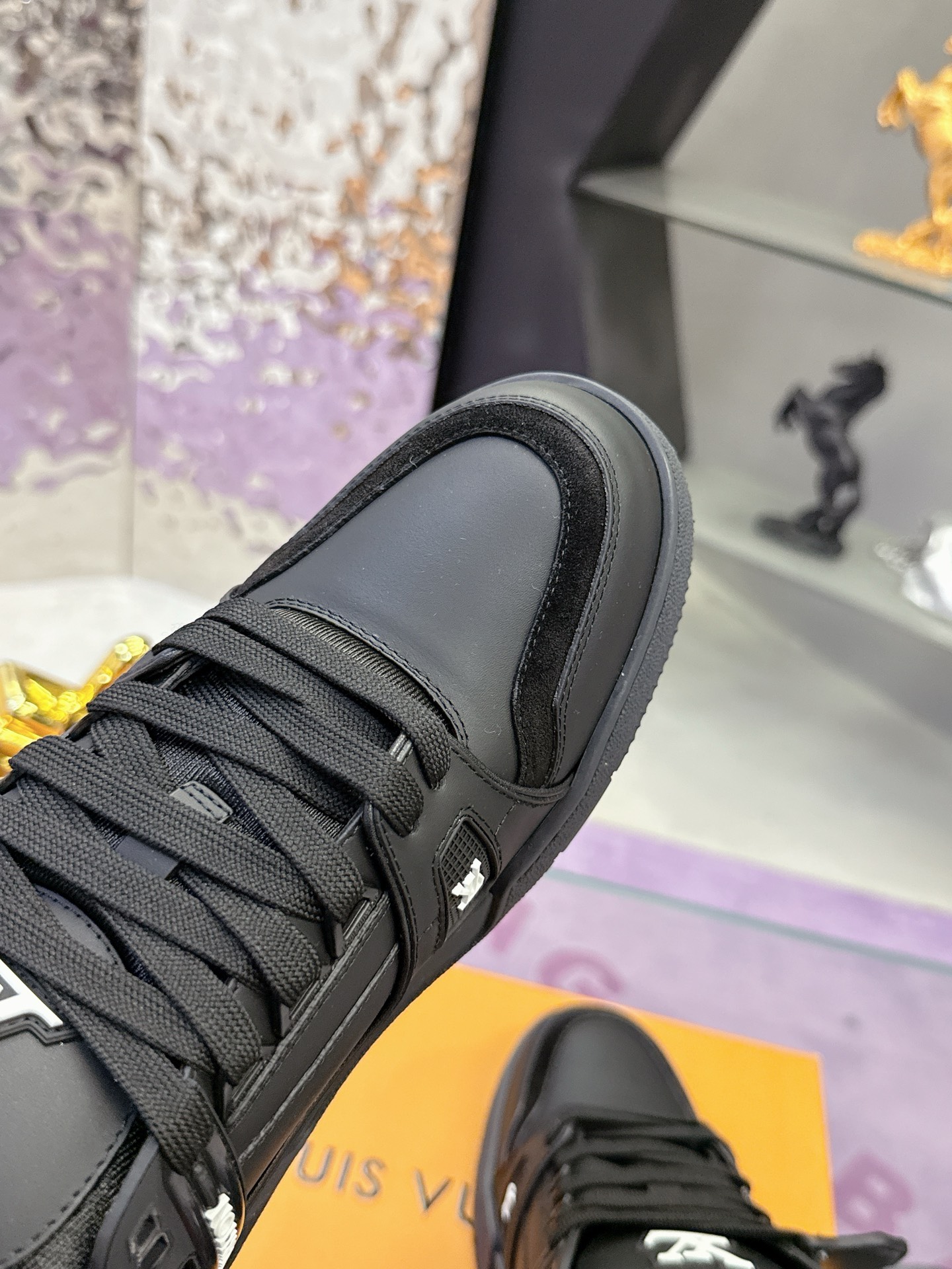 Louis Vuitton 本款 LV Trainer 运动鞋致意 Pharrell Williams 与 Nigo 在 2025 秋冬男装秀场的联袂合作