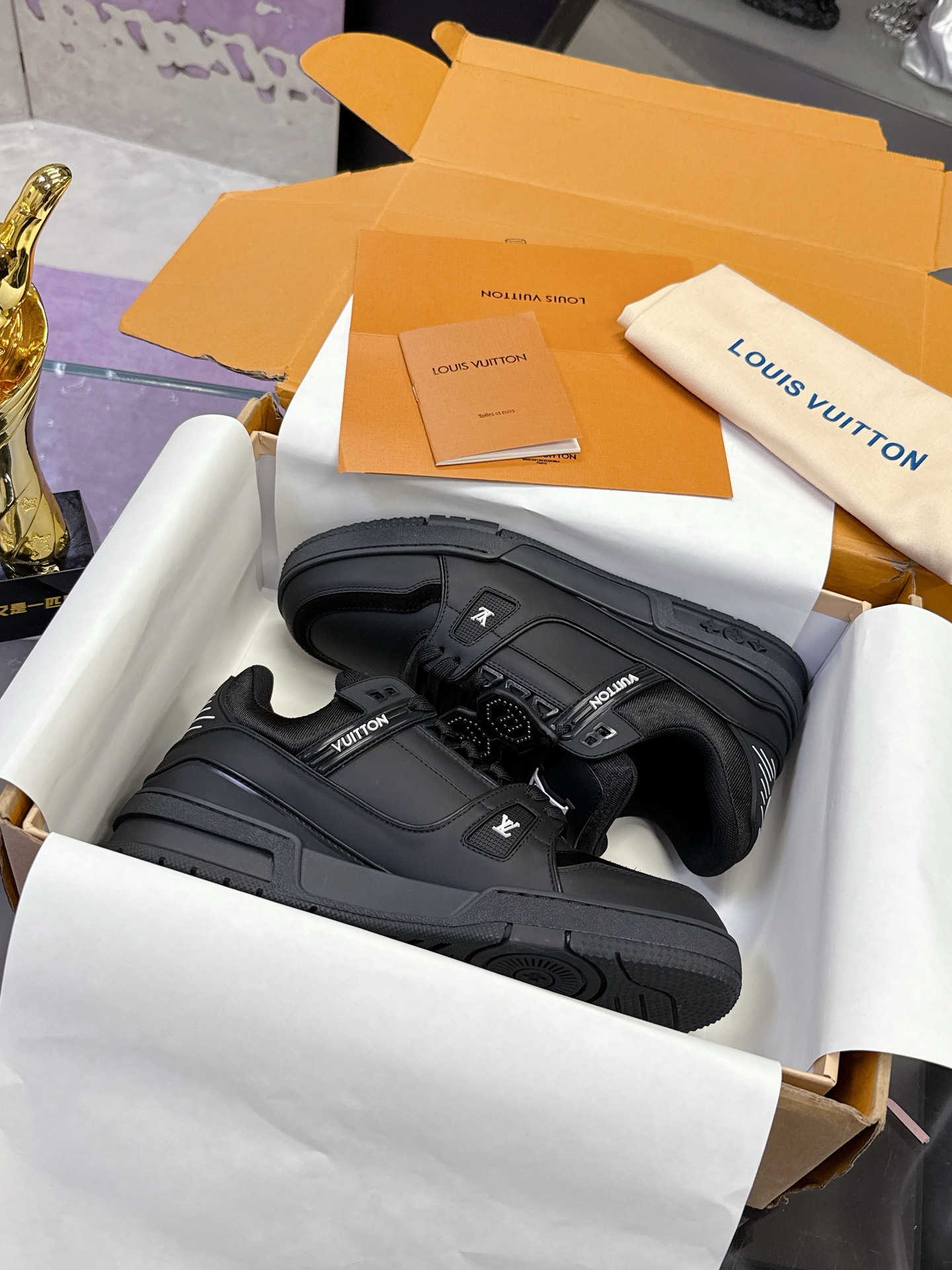 Louis Vuitton 本款 LV Trainer 运动鞋致意 Pharrell Williams 与 Nigo 在 2025 秋冬男装秀场的联袂合作