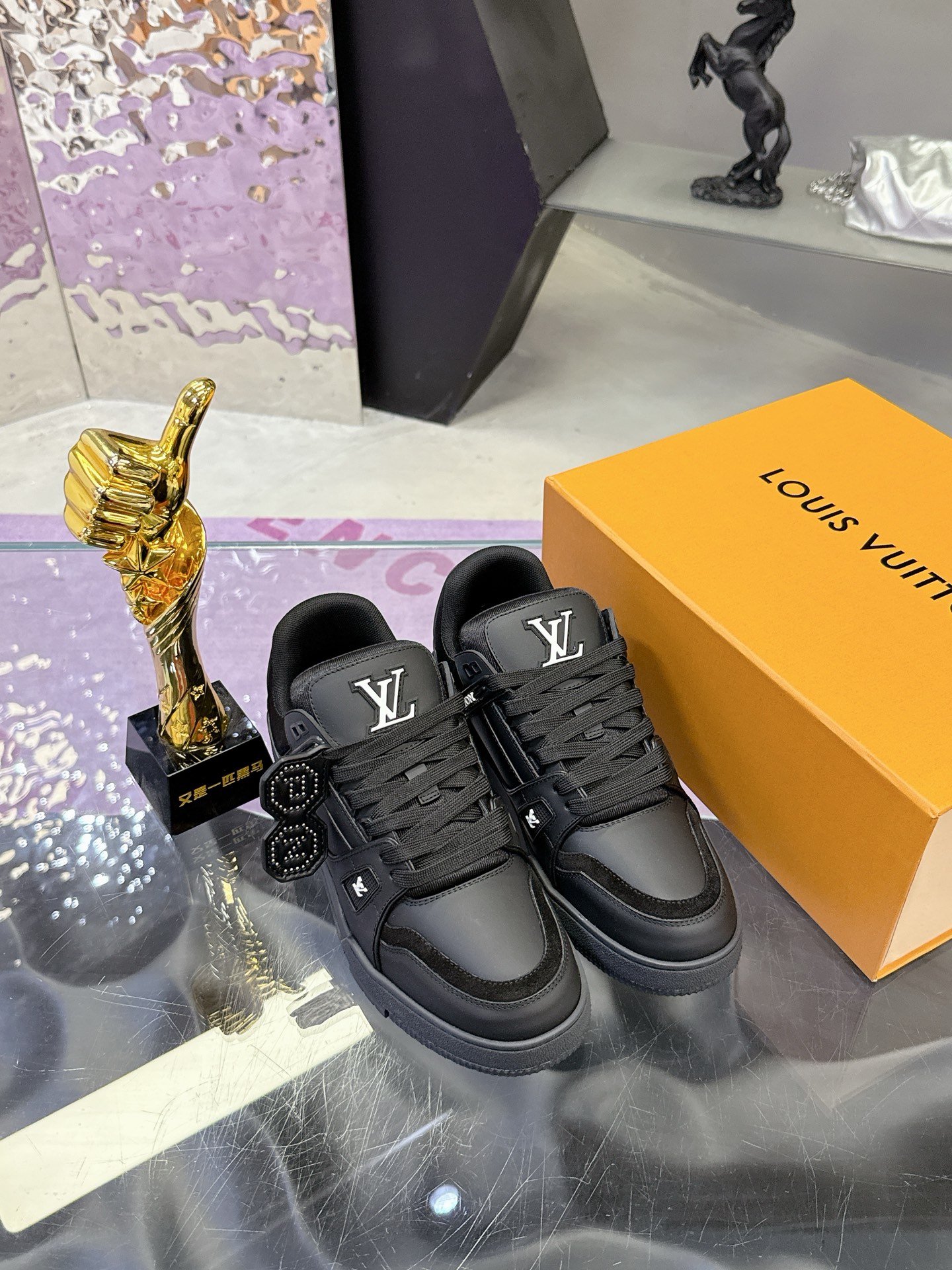 Louis Vuitton 本款 LV Trainer 运动鞋致意 Pharrell Williams 与 Nigo 在 2025 秋冬男装秀场的联袂合作