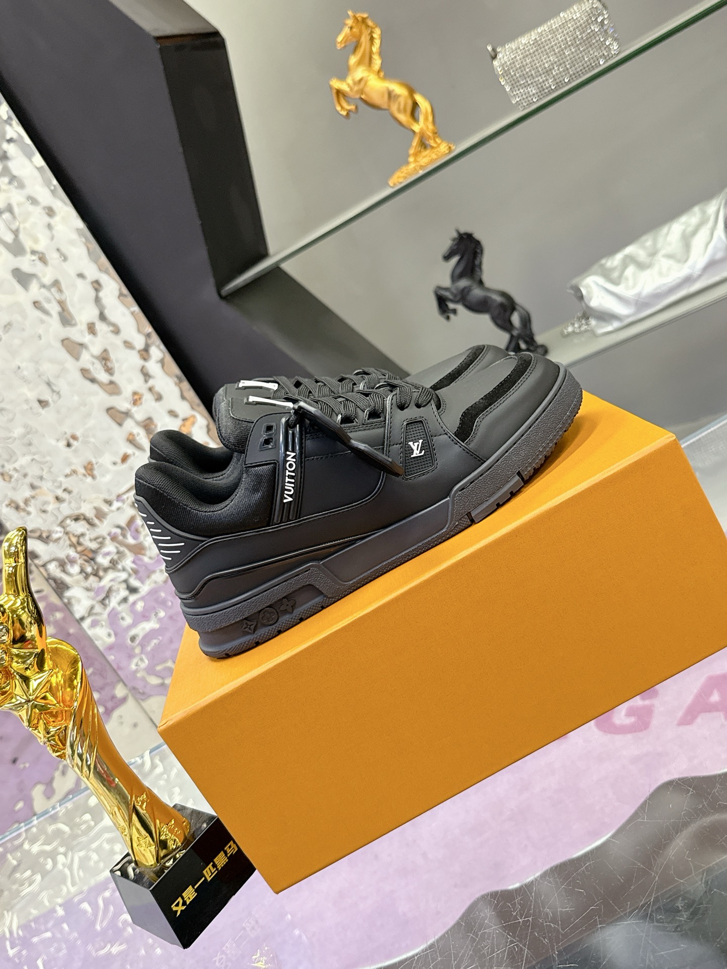 Louis Vuitton 本款 LV Trainer 运动鞋致意 Pharrell Williams 与 Nigo 在 2025 秋冬男装秀场的联袂合作