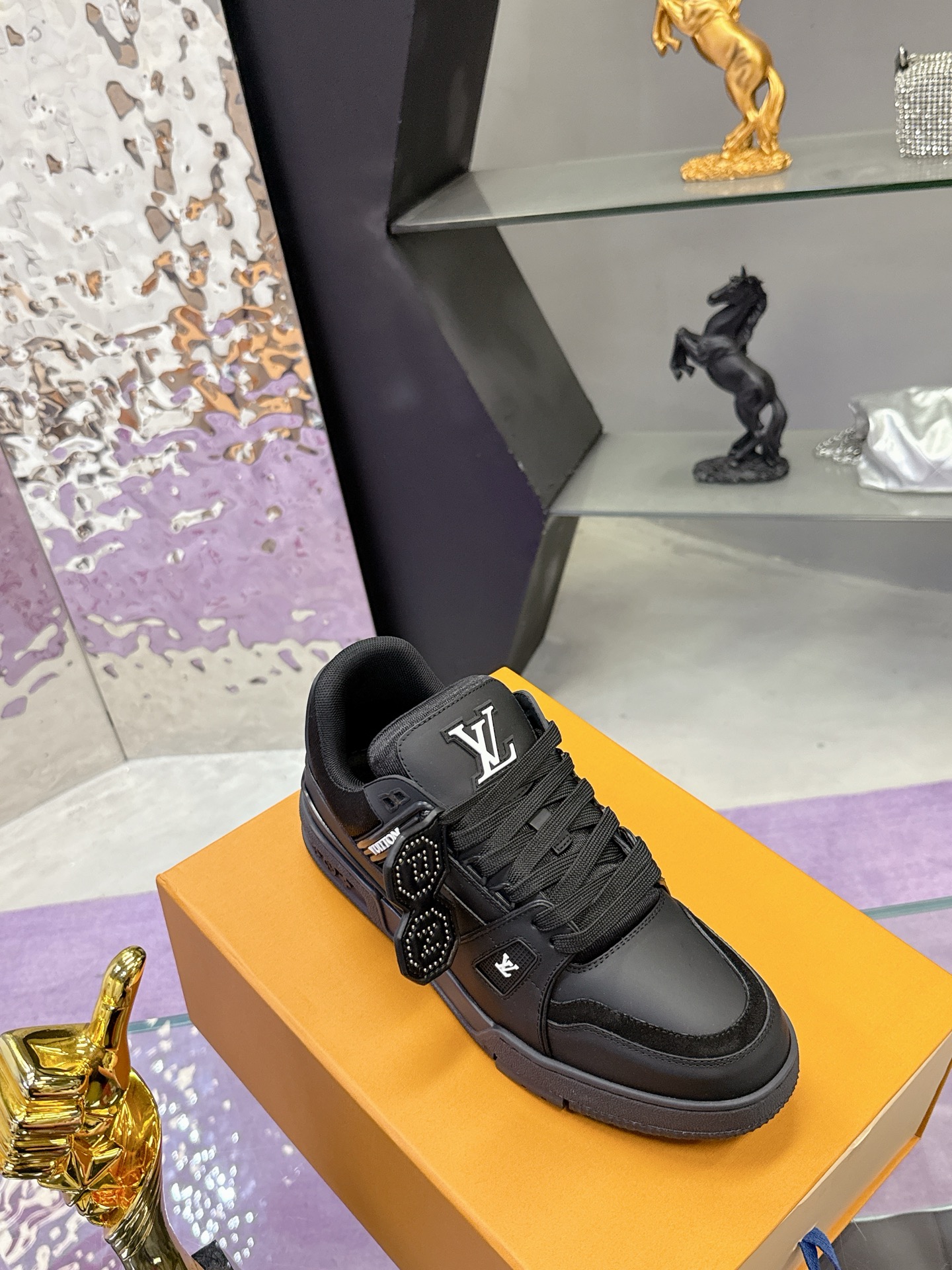 Louis Vuitton 本款 LV Trainer 运动鞋致意 Pharrell Williams 与 Nigo 在 2025 秋冬男装秀场的联袂合作