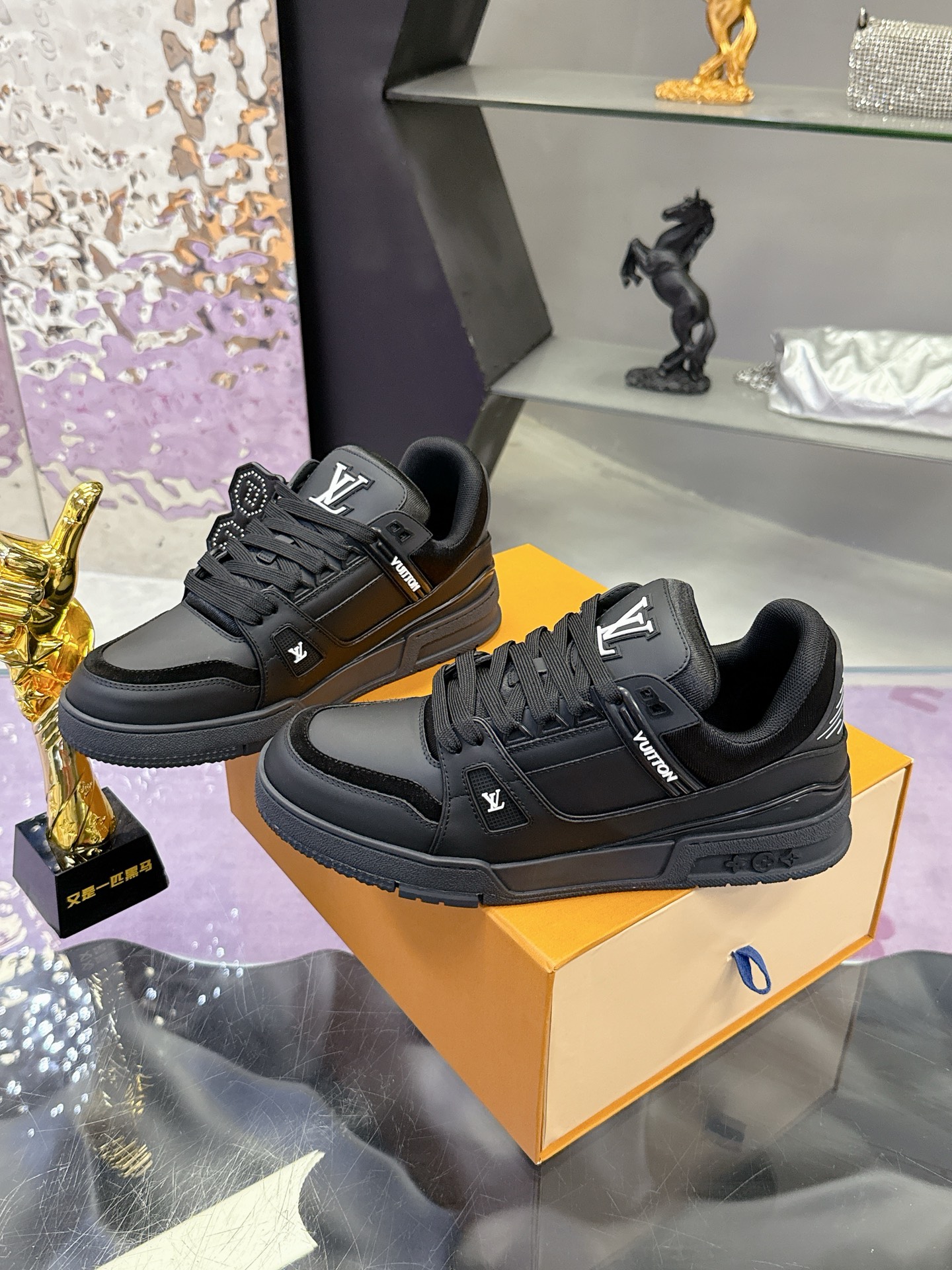 Louis Vuitton 本款 LV Trainer 运动鞋致意 Pharrell Williams 与 Nigo 在 2025 秋冬男装秀场的联袂合作