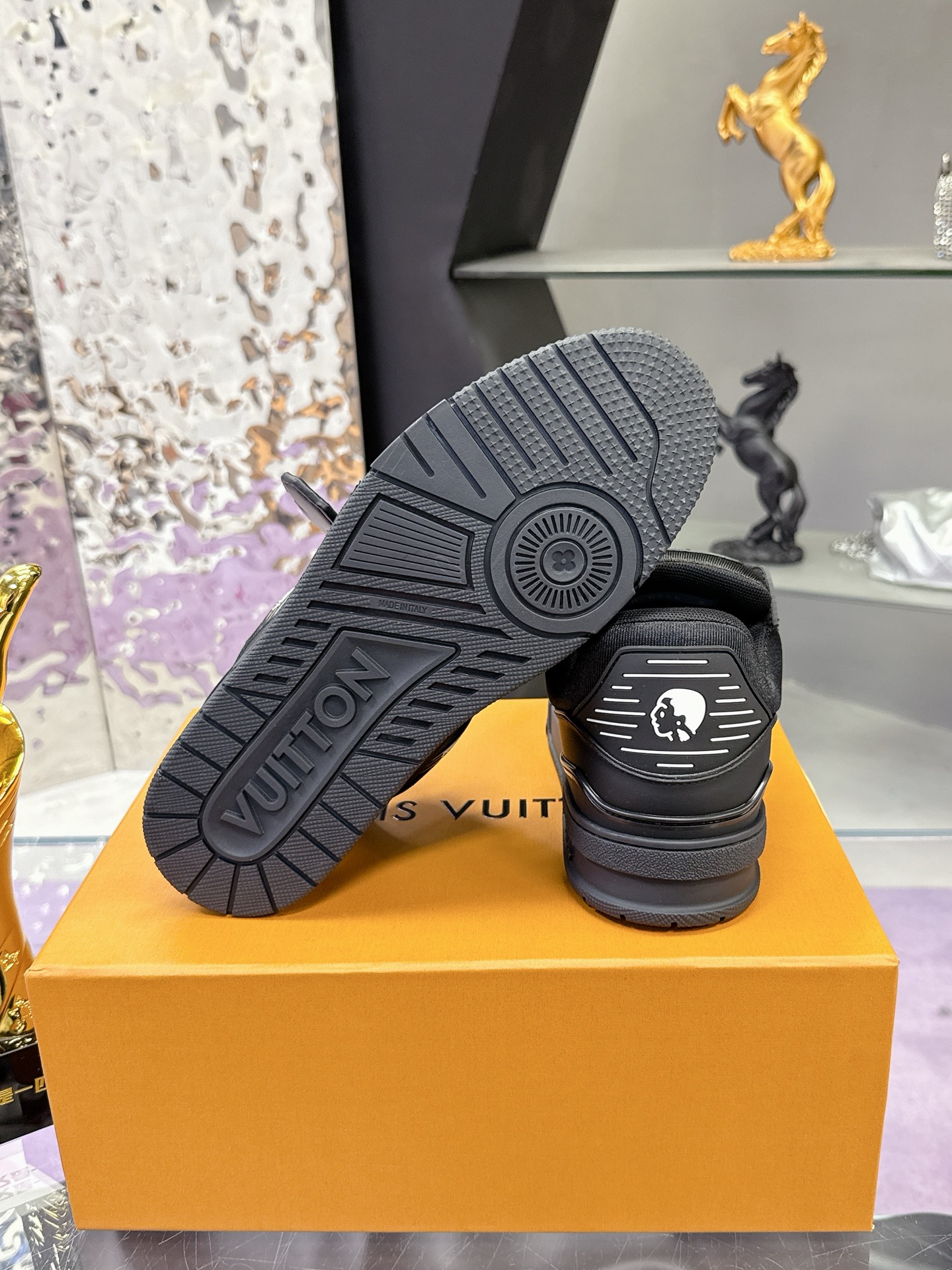 Louis Vuitton 本款 LV Trainer 运动鞋致意 Pharrell Williams 与 Nigo 在 2025 秋冬男装秀场的联袂合作
