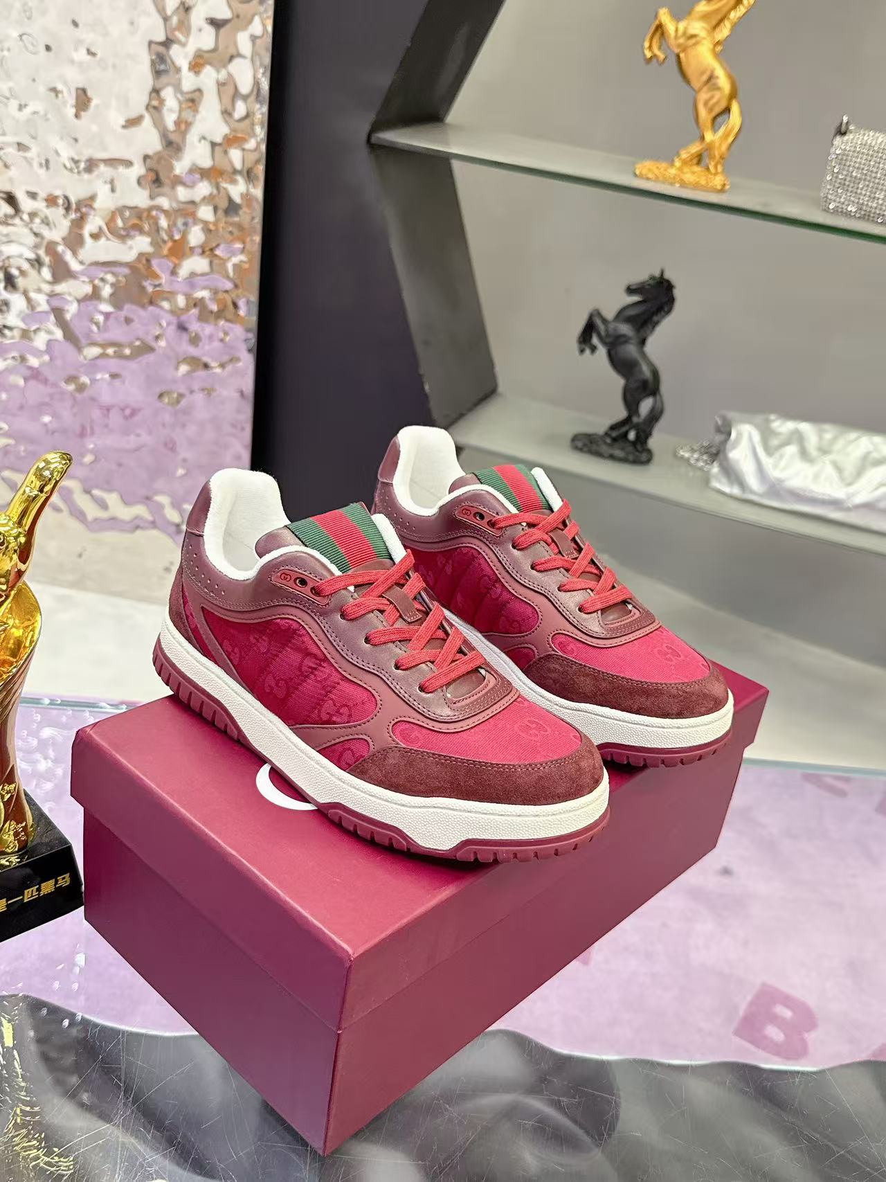 NO:535971,(Official new color, men's size) Gucci Gucci's latest hit high and low top old couple sneakers series shipped. Original purchase and development. Made, this high and low top sneakers adopt a basketball-style silhouette design, cleverly incorporates hollow pieces and old effects, showing unique ingenuity. The ingenuity integrates the brand logo details such as interlocking double G styling accessories and Gucci letters, paying low-key tribute to the brand design inheritance. Original custom fabric custom imported cowhide, sweat-absorbing and odor-proof towel inside, sole original open mold TPU sole Sole Thickness: 3cm Size: men 39-46 (46 custom made), casual shoes/sports shoes, gucci, gucci, sneakers, cowhide19860909（官方新色 男码） Gucci古驰 最新爆款高低帮做旧情侣运动鞋系列出货 原版购入开发 做货,这款高低帮运动鞋采用篮球风格廓形设计,巧妙融入镂空拼片和做旧效果,尽显别样匠心.匠心融蕴互扣式双G造型配件和Gucci字样等品牌标识细节,低调致敬品牌设计传承. 面料原版定制进口头层牛皮 内里吸汗防臭毛巾里  鞋底原版开模TPU鞋底 底厚:3cm Size:男39-46（46 定做）,休闲鞋/运动鞋,gucci,gucci,sneakers,cowhide,Women's Shoes