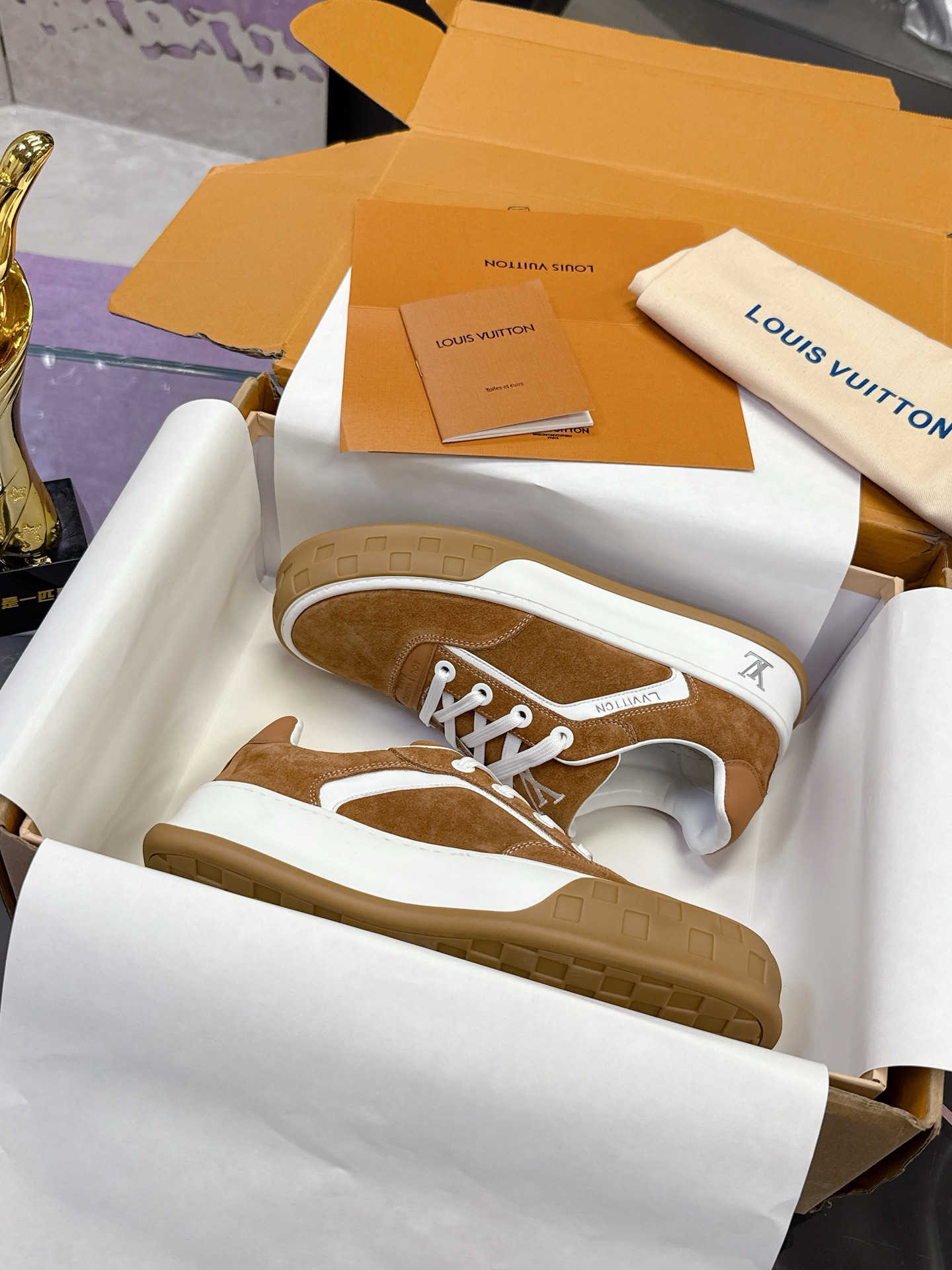 NO:707165,Top version LV-Louis Vuitton-classic catwalk new style empty glue process·original 11 development!  !  The upper foot is very comfortable. It is made of luxurious materials and fine workmanship. The midsole is printed with English letters 'Made in Europe'. The upper is made of calfskin imported from Italy. The side is decorated with the brand LOGO and signature. The latest latex foot mesh lining makes the foot feel super comfortable. The original two-color TPU combination outsole is specially provided by the factory. The package technology is Goodyear stitched and overlocked. Fabric: Exclusive custom-made first-layer cowhide. Accessories: Exclusive private model Vuitton logo.  Inner lining: Customized silky mesh lining - first-layer silk cowhide lining Outso19860909顶级版本 LV-路易威登-经典走秀新款 空胶工艺·原版11开发！！上脚非常舒适 奢侈用料,做工精细,中底印有欧洲制造英文字母 鞋面由意大利进口小牛皮拼接,侧边饰有品牌LOGO标志及签名,最新乳胶垫脚网布内里,脚感超舒适.原厂特供原版双色TPU组合大底.套包工艺 固特异缝合锁边 面料:独家定制头层牛皮 配件:独家私模Vuitton 标识, 内里:定制丝滑网里-头层丝绸牛皮内里 大底:TPU组合大底耐磨防滑防黄 垫脚:新款乳胶垫-网纱吸汗 工艺:全电脑针车拉线 鞋头 后套 冷热定型 全套拉帮套楦中低logo花纹 码数35-45,休闲鞋/运动鞋,louis vuitton,louis vuitton,sneakers,cowhide,Women's Shoes