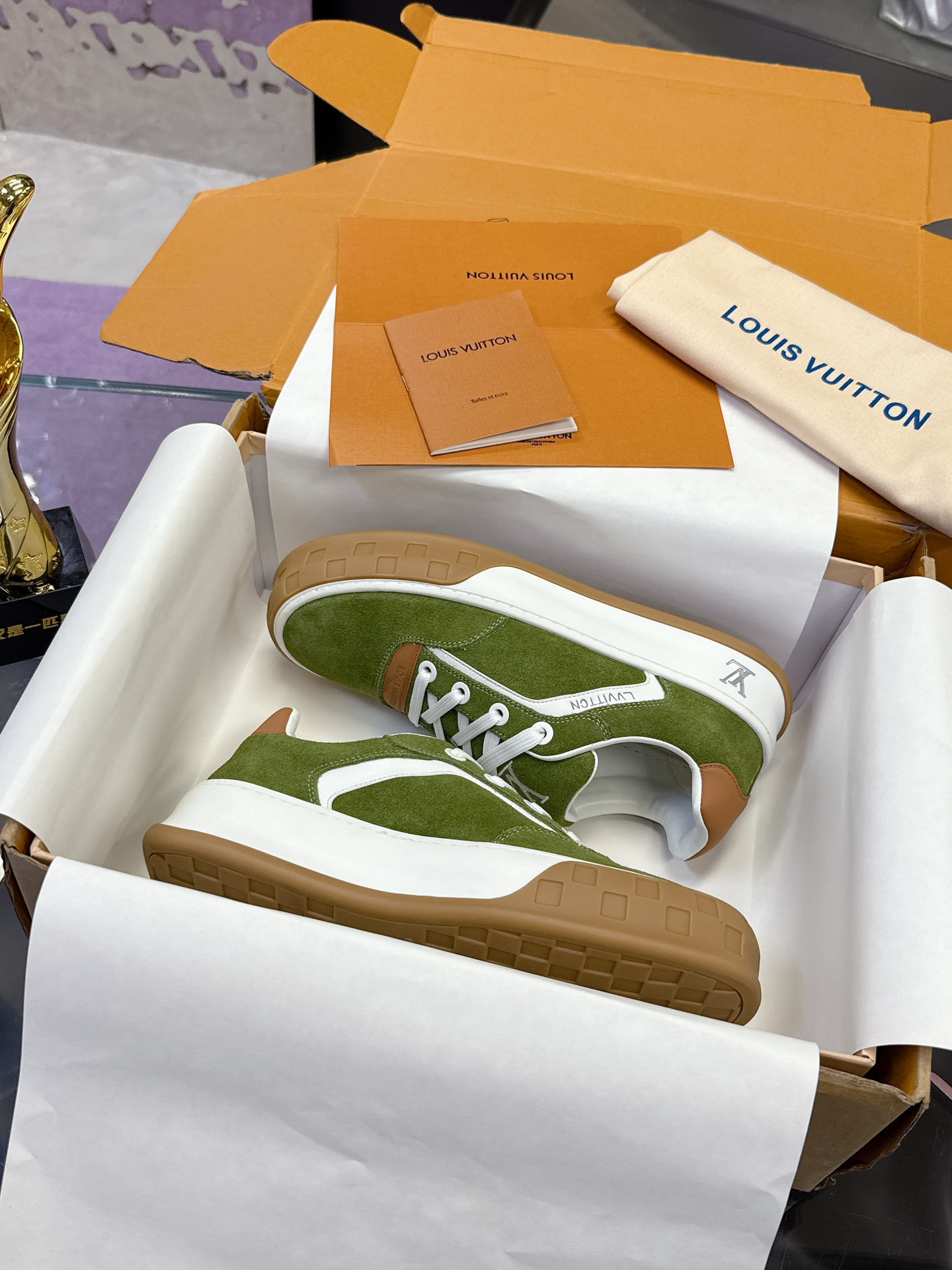 NO:707167,Top version LV-Louis Vuitton-classic catwalk new style empty glue process·original 11 development!  !  The upper foot is very comfortable. It is made of luxurious materials and fine workmanship. The midsole is printed with English letters 'Made in Europe'. The upper is made of calfskin imported from Italy. The side is decorated with the brand LOGO and signature. The latest latex foot mesh lining makes the foot feel super comfortable. The original two-color TPU combination outsole is specially provided by the factory. The package technology is Goodyear stitched and overlocked. Fabric: Exclusive custom-made first-layer cowhide. Accessories: Exclusive private model Vuitton logo.  Inner lining: Customized silky mesh lining - first-layer silk cowhide lining Outsole: TPU combined outsole, wear-resistant, non-slip and anti-yellowing Foot pads: New latex pads - mesh sweat-absorbent Technology: Fully computerized sewing machine to pull the thread Toe box Back cover Hot and cold shaping Full set of pull-top lasts with medium and low logo pattern Code number 35-44, casual shoes/sports shoes, louis vuitton, louis vuitton, sneakers, cowhide19860909顶级版本 LV-路易威登-经典走秀新款 空胶工艺·原版11开发！！上脚非常舒适 奢侈用料,做工精细,中底印有欧洲制造英文字母 鞋面由意大利进口小牛皮拼接,侧边饰有品牌LOGO标志及签名,最新乳胶垫脚网布内里,脚感超舒适.原厂特供原版双色TPU组合大底.套包工艺 固特异缝合锁边 面料:独家定制头层牛皮 配件:独家私模Vuitton 标识, 内里:定制丝滑网里-头层丝绸牛皮内里 大底:TPU组合大底耐磨防滑防黄 垫脚:新款乳胶垫-网纱吸汗 工艺:全电脑针车拉线 鞋头 后套 冷热定型 全套拉帮套楦中低logo花纹 码数35-44,休闲鞋/运动鞋,louis vuitton,louis vuitton,sneakers,cowhide,Women's Shoes