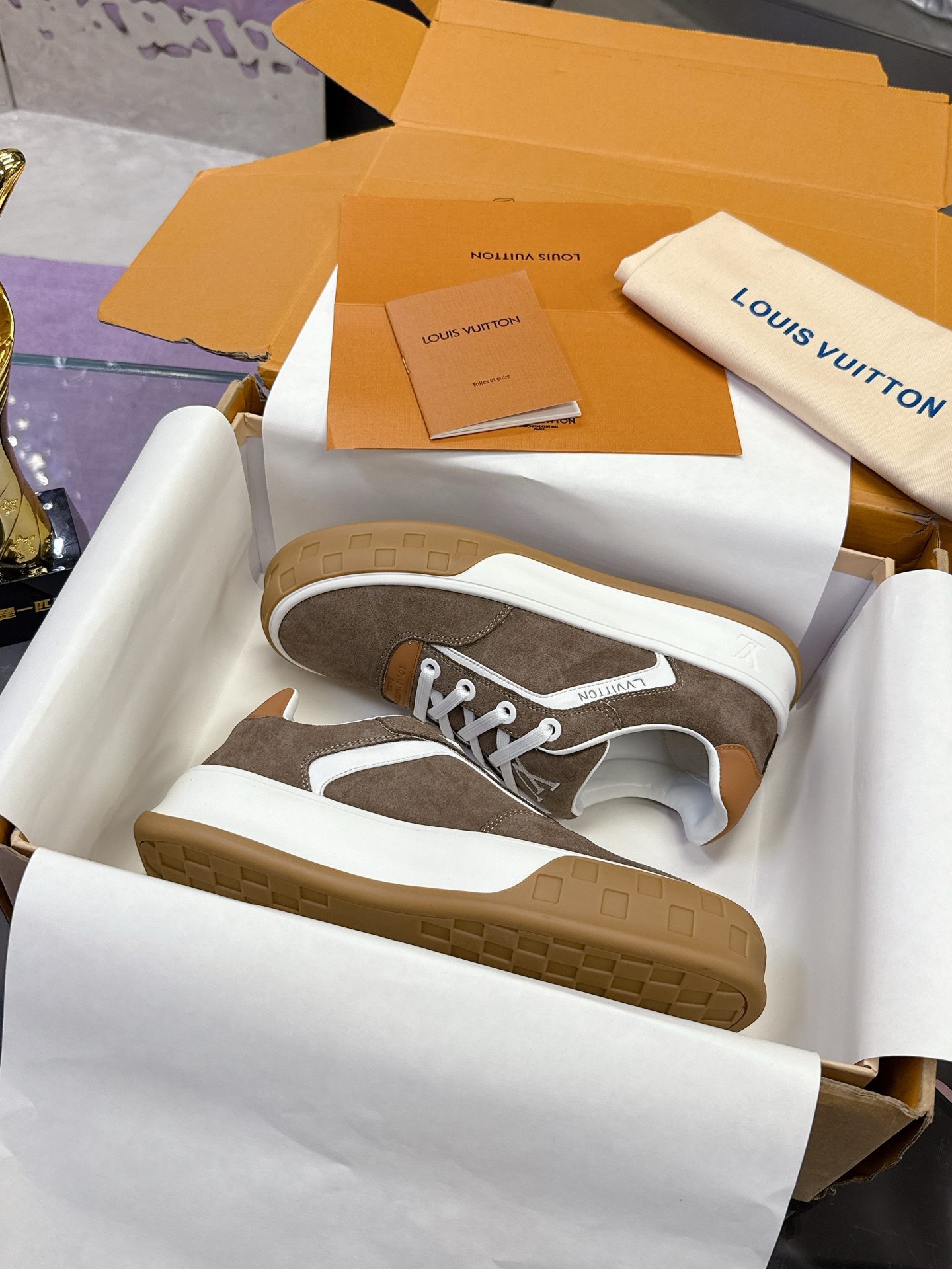 NO:535940,Top version LV-Louis Vuitton-Classic catwalk new model Empty glue craftsmanship·Original 11 development!  !  Very comfortable to put on the foot, luxurious materials, fine workmanship, midsole printed with English letters made in Europe, the upper is spliced ​​by calfskin imported from Italy, with brand logo and signature on the side, the latest latex footbed mesh inner lining, the foot feels super comfortable. Original special supply of original two-color TPU combination sole. Packing process Goodyear stitching edge Fabric: Exclusive custom top layer cowhide Accessories: Exclusive private mold Vuitton logo, inner lining: Custom silky mesh inner lining - top layer silk cowhide inner lining Outsole: TPU combination sole wear-resistant, non-slip, yellow footbed footbed: new latex pad-mesh sweat-absorbing Craft: full computer needle car pull thread toe back cover hot and cold set Full set of pull-up sleeve mid-low logo pattern Size 39-45, casual shoes/sports shoes, louis vuitton, louis  vuitton,sneakers,cowhide19860909顶级版本 LV-路易威登-经典走秀新款 空胶工艺·原版11开发！！上脚非常舒适 奢侈用料,做工精细,中底印有欧洲制造英文字母 鞋面由意大利进口小牛皮拼接,侧边饰有品牌LOGO标志及签名,最新乳胶垫脚网布内里,脚感超舒适.原厂特供原版双色TPU组合大底.套包工艺 固特异缝合锁边 面料:独家定制头层牛皮 配件:独家私模Vuitton 标识, 内里:定制丝滑网里-头层丝绸牛皮内里 大底:TPU组合大底耐磨防滑防黄 垫脚:新款乳胶垫-网纱吸汗 工艺:全电脑针车拉线 鞋头 后套 冷热定型 全套拉帮套楦中低logo花纹 码数39-45,休闲鞋/运动鞋,louis vuitton,louis vuitton,sneakers,cowhide,Women's Shoes