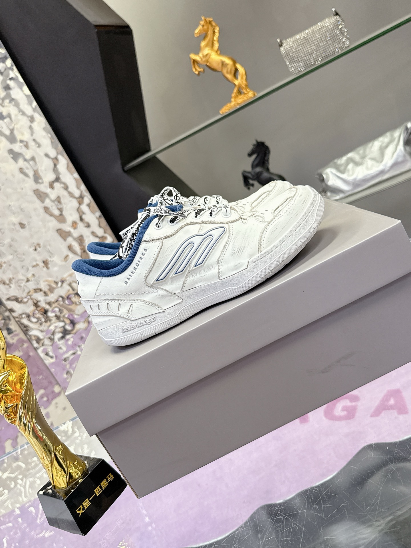 Balenciaga Paris Family’s Autumn/Winter Hamp Tons Sneakers: Unique Retro Style with Parisian B Sign – Price & Details - 图片 2