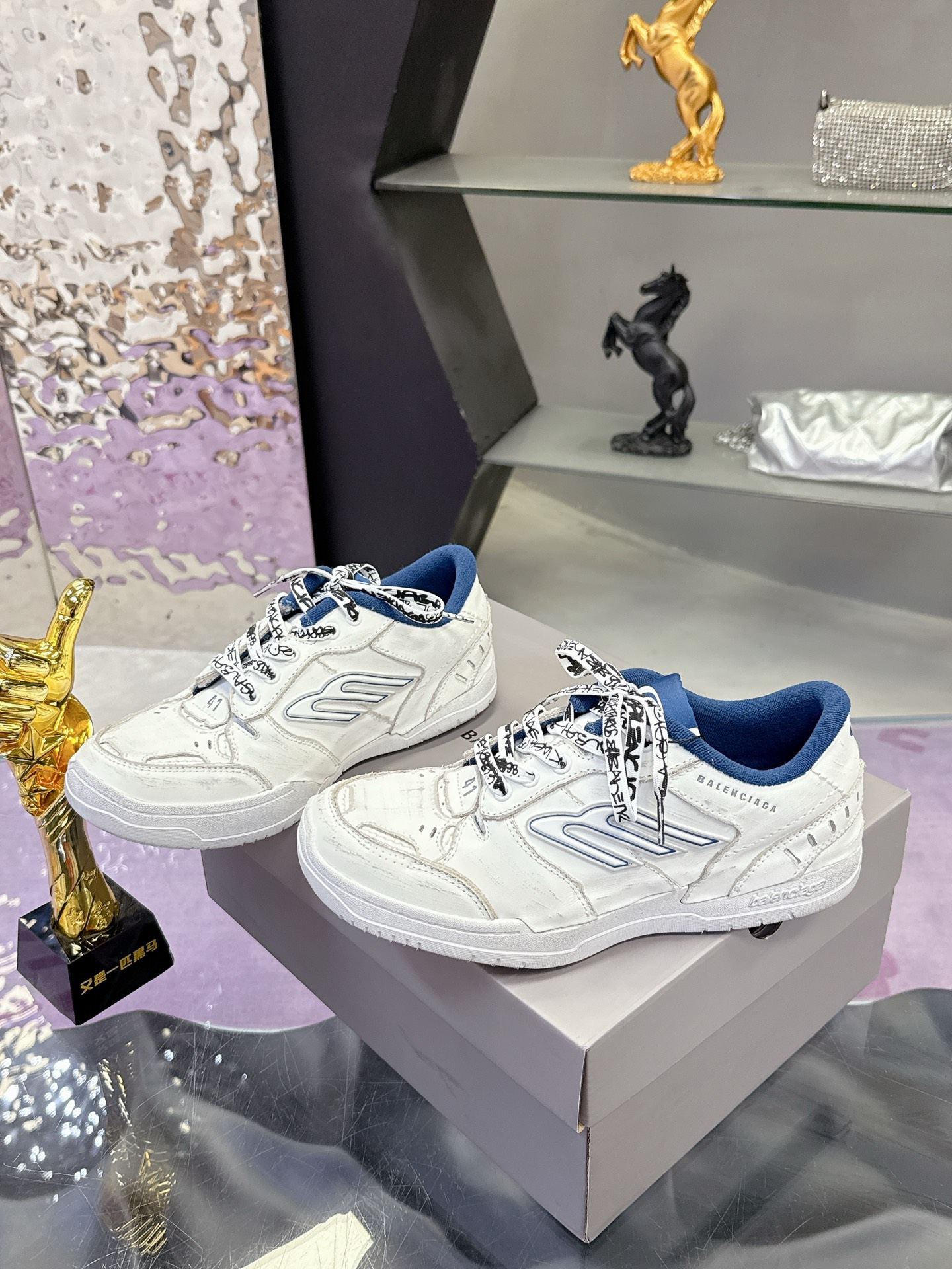 Balenciaga Paris Family’s Autumn/Winter Hamp Tons Sneakers: Unique Retro Style with Parisian B Sign – Price & Details - 图片 3