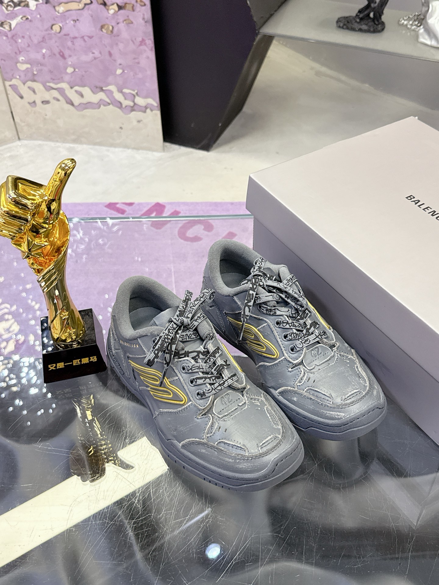 Title: Balenciaga Paris Redgrass Sneakers: Retro Aesthetic with Unique Design, Premium Materials. Sizes for Men and Women. - 图片 4