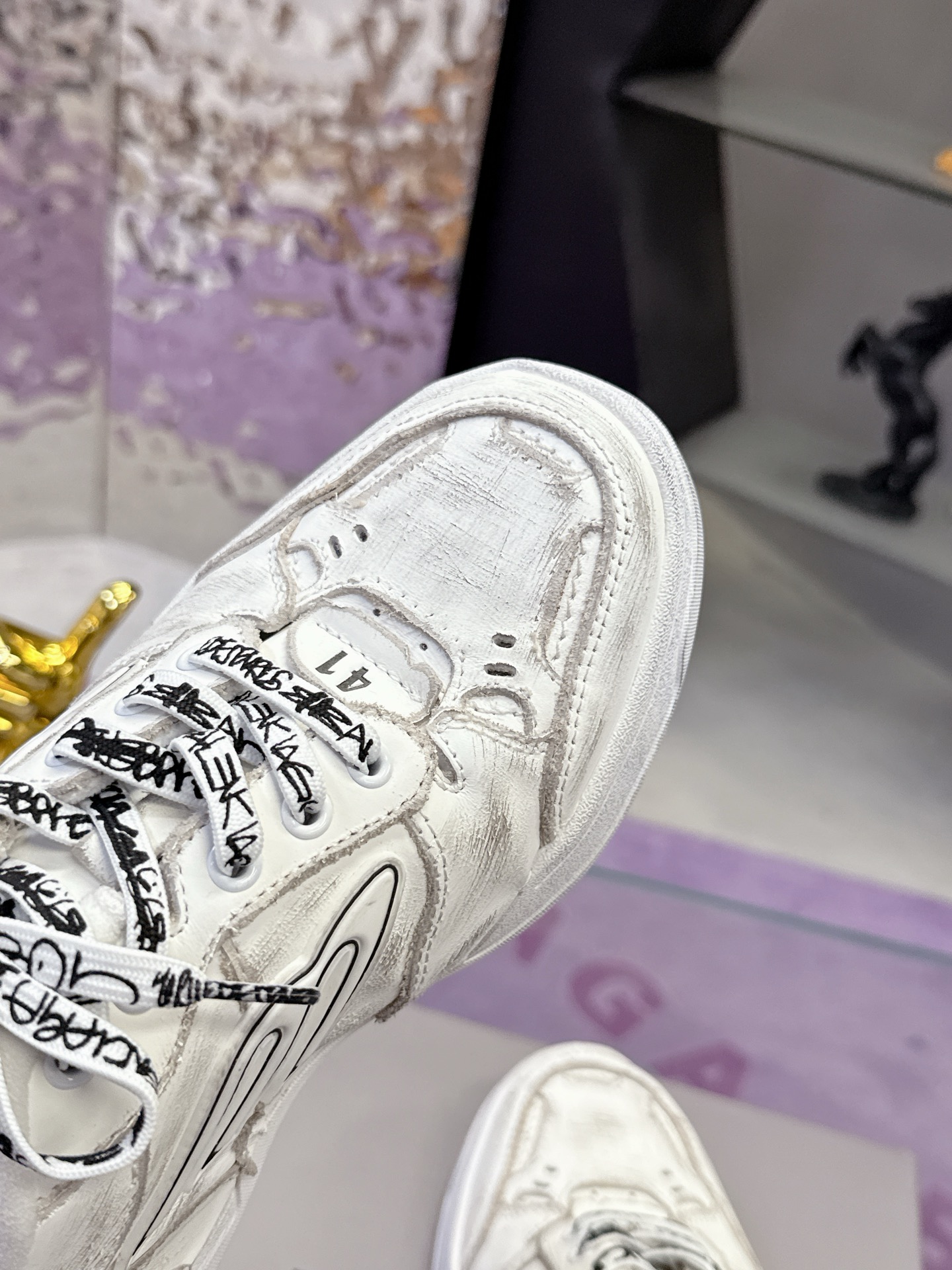 “Balenciaga Paris Family’s Autumn Winter Sneakers: Superstar Redgrass Design with Unique Retro Aesthetics” - 图片 5