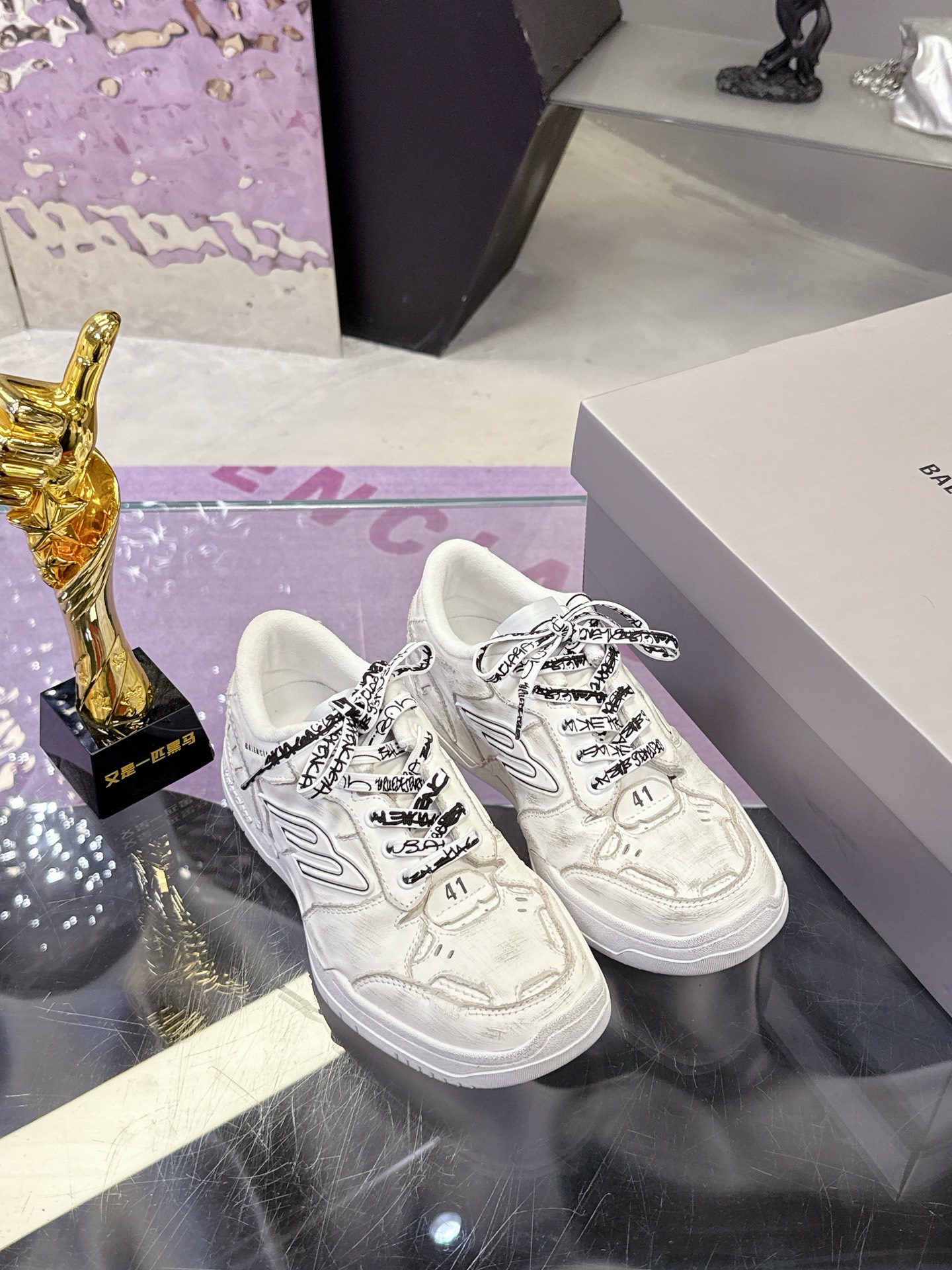 “Balenciaga Paris Family’s Autumn Winter Sneakers: Superstar Redgrass Design with Unique Retro Aesthetics” - 图片 6