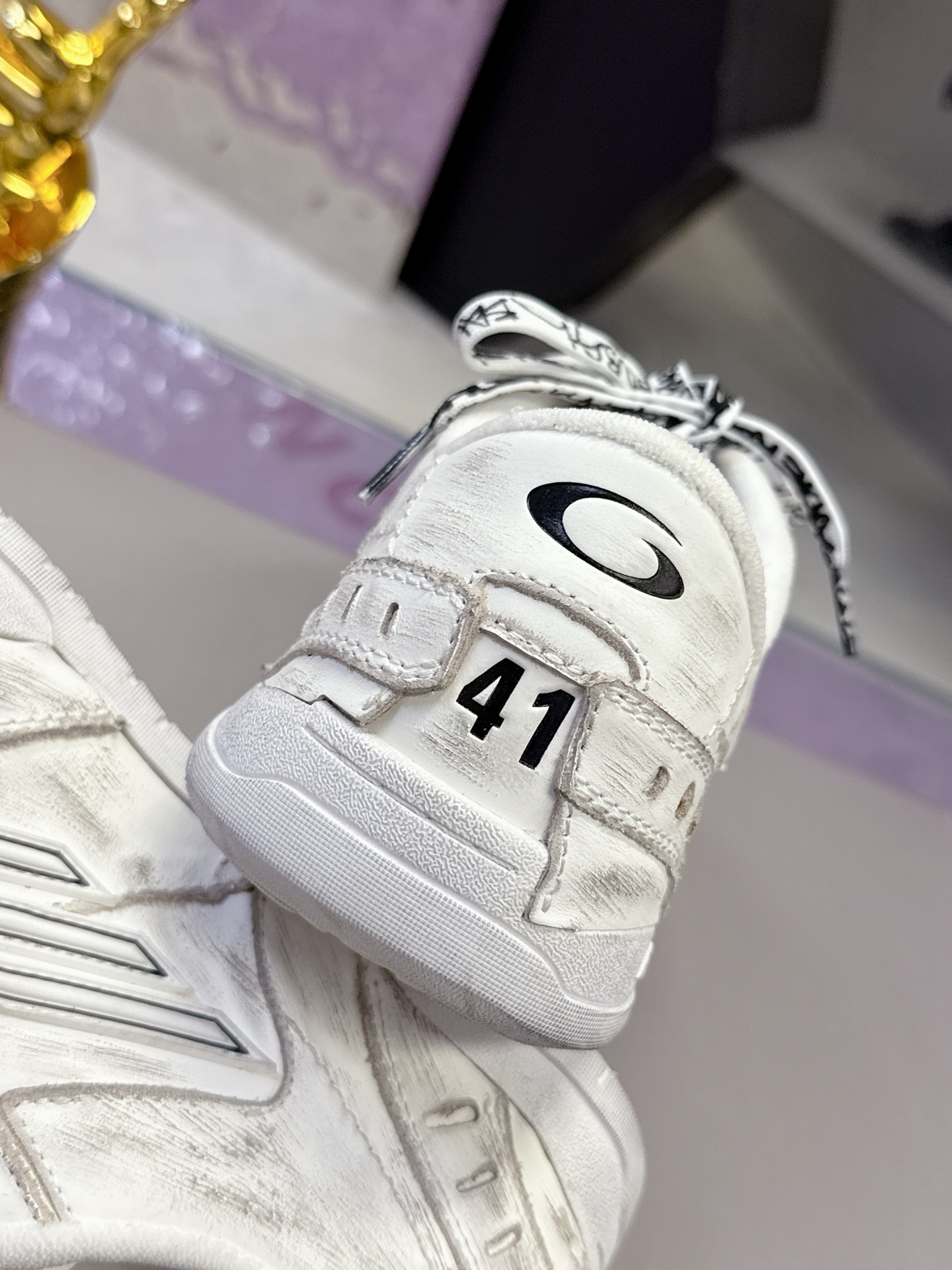 “Balenciaga Paris Family’s Autumn Winter Sneakers: Superstar Redgrass Design with Unique Retro Aesthetics” - 图片 9
