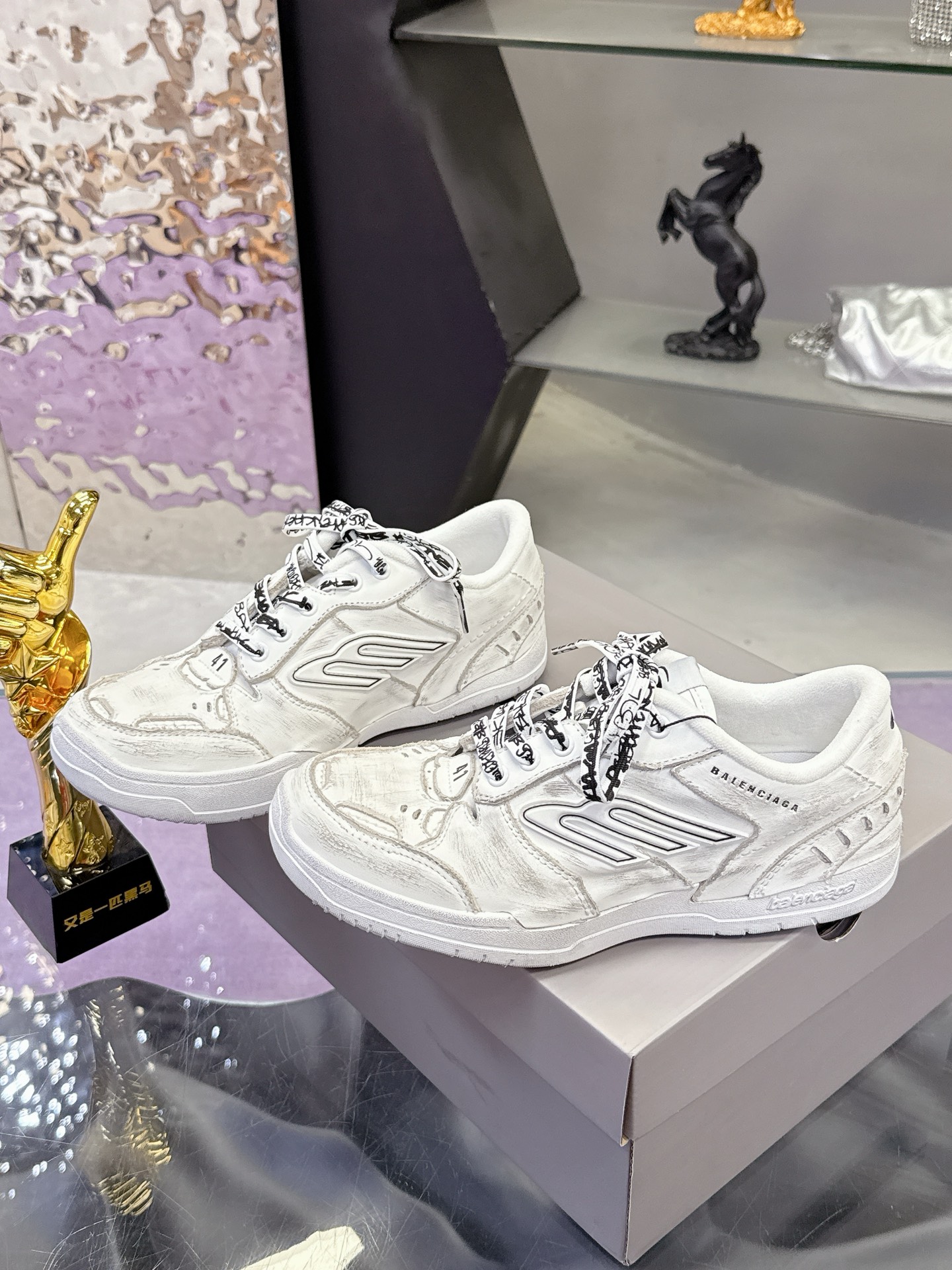 “Balenciaga Paris Family’s Autumn Winter Sneakers: Superstar Redgrass Design with Unique Retro Aesthetics” - 图片 3