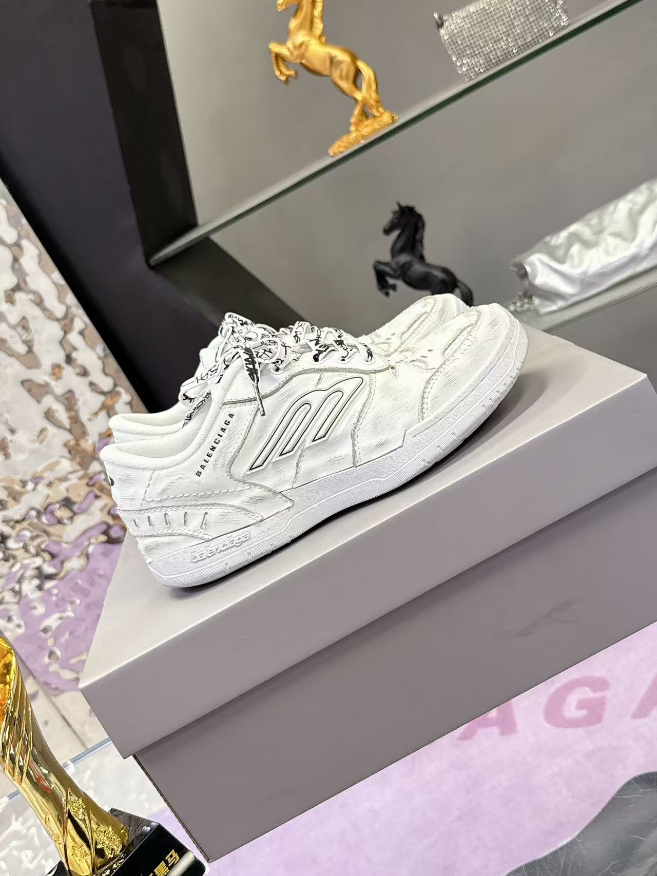 “Balenciaga Paris Family’s Autumn Winter Sneakers: Superstar Redgrass Design with Unique Retro Aesthetics” - 图片 2