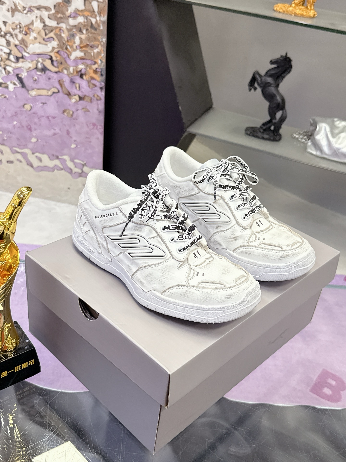 “Balenciaga Paris Family’s Autumn Winter Sneakers: Superstar Redgrass Design with Unique Retro Aesthetics” - 图片 1