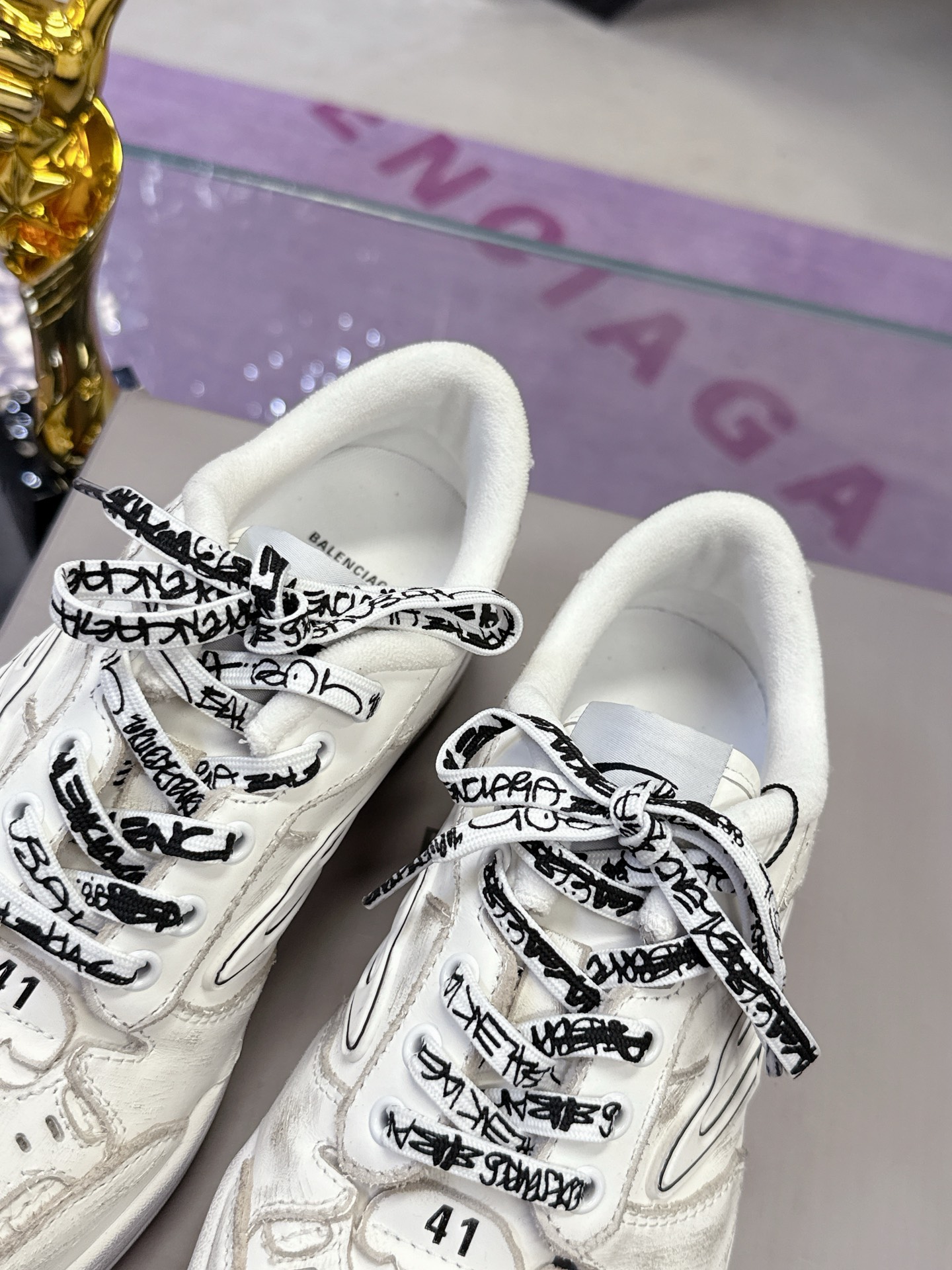 “Balenciaga Paris Family’s Autumn Winter Sneakers: Superstar Redgrass Design with Unique Retro Aesthetics” - 图片 7