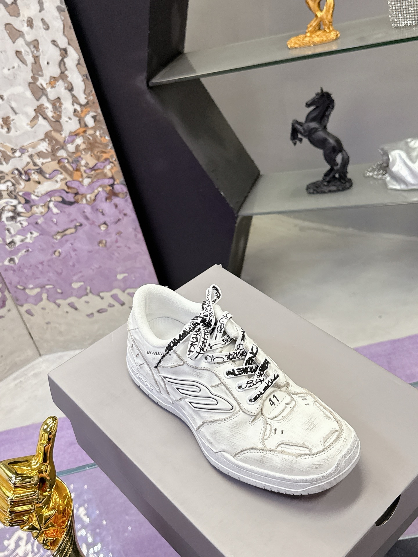 “Balenciaga Paris Family’s Autumn Winter Sneakers: Superstar Redgrass Design with Unique Retro Aesthetics” - 图片 4