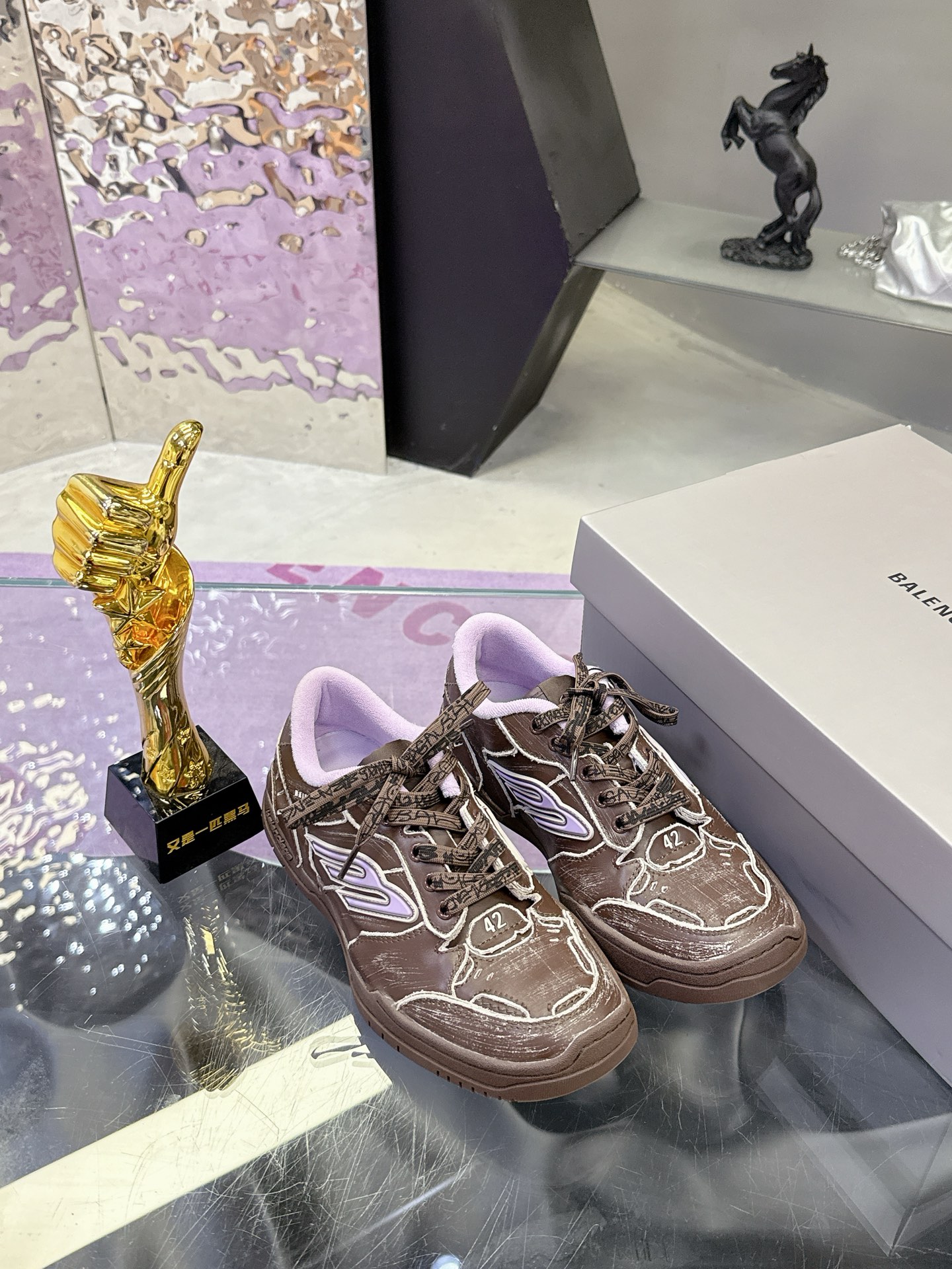 “Balenciaga Paris Family Autumn/Winter Sneakers: Superstar Redgrass Design with Retro Vibes” - 图片 4