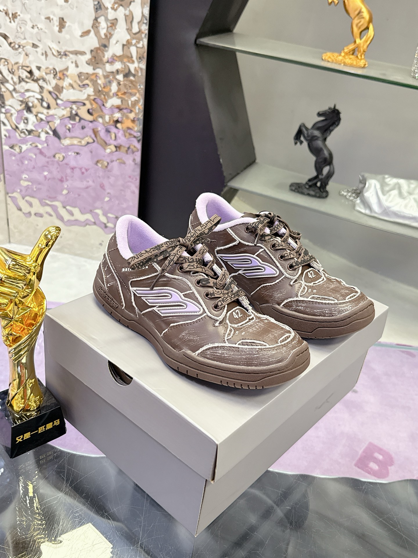 “Balenciaga Paris Family Autumn/Winter Sneakers: Superstar Redgrass Design with Retro Vibes” - 图片 1