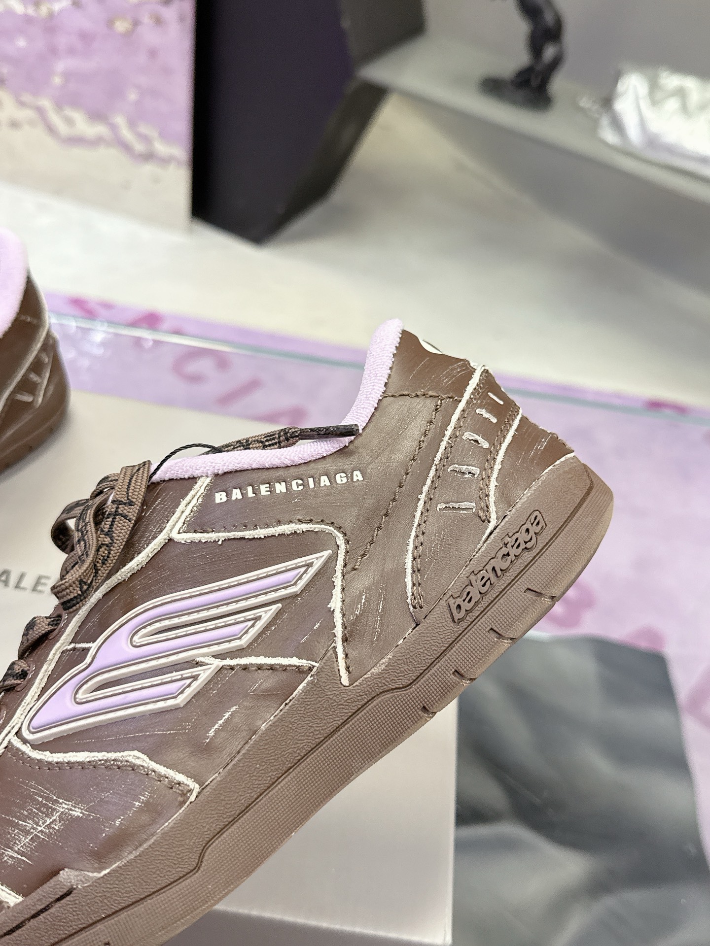 “Balenciaga Paris Family Autumn/Winter Sneakers: Superstar Redgrass Design with Retro Vibes” - 图片 7