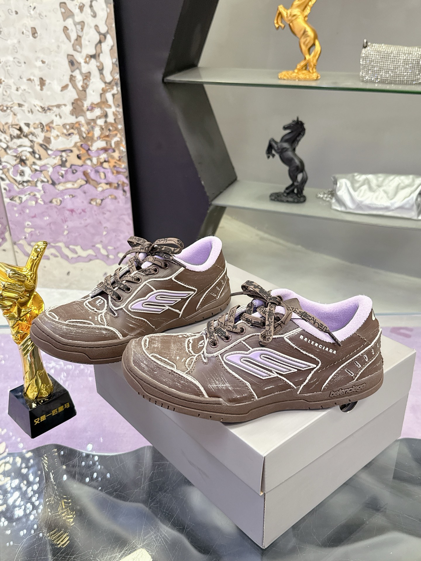 “Balenciaga Paris Family Autumn/Winter Sneakers: Superstar Redgrass Design with Retro Vibes” - 图片 3